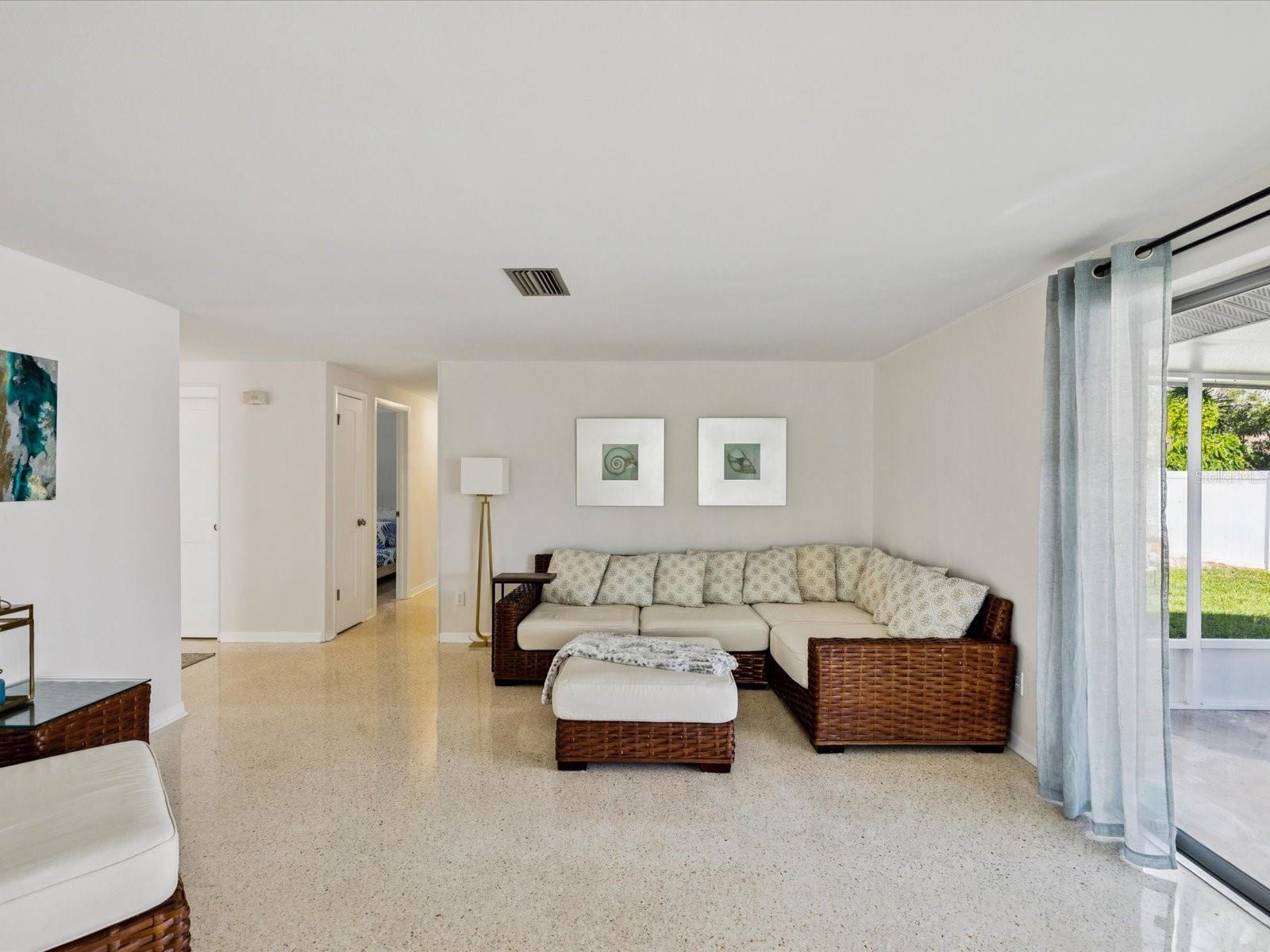 Image 8 of 39 For 12367 82nd Avenue