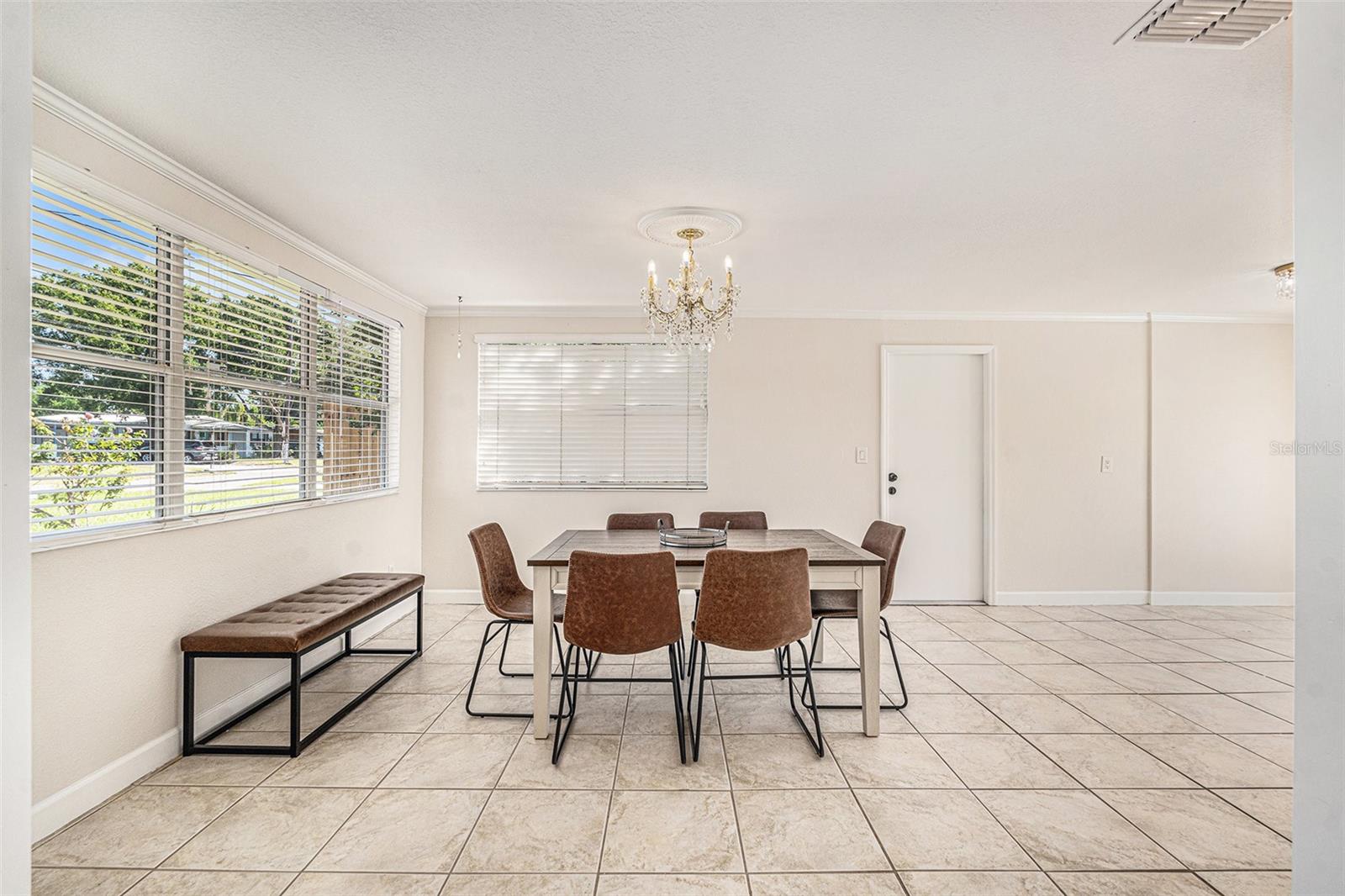 Listing photo id 8 for 4016 Montgomery Terrace