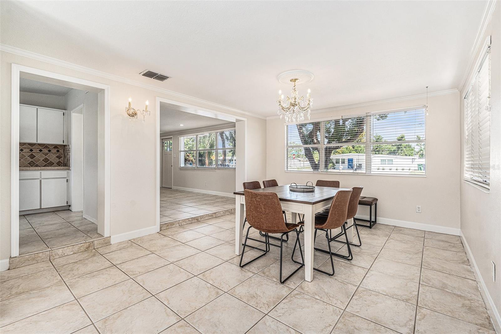 Listing photo id 9 for 4016 Montgomery Terrace