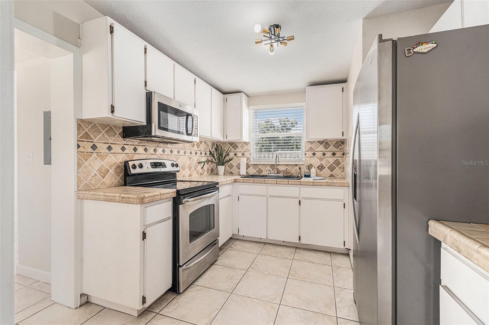 Listing photo id 12 for 4016 Montgomery Terrace