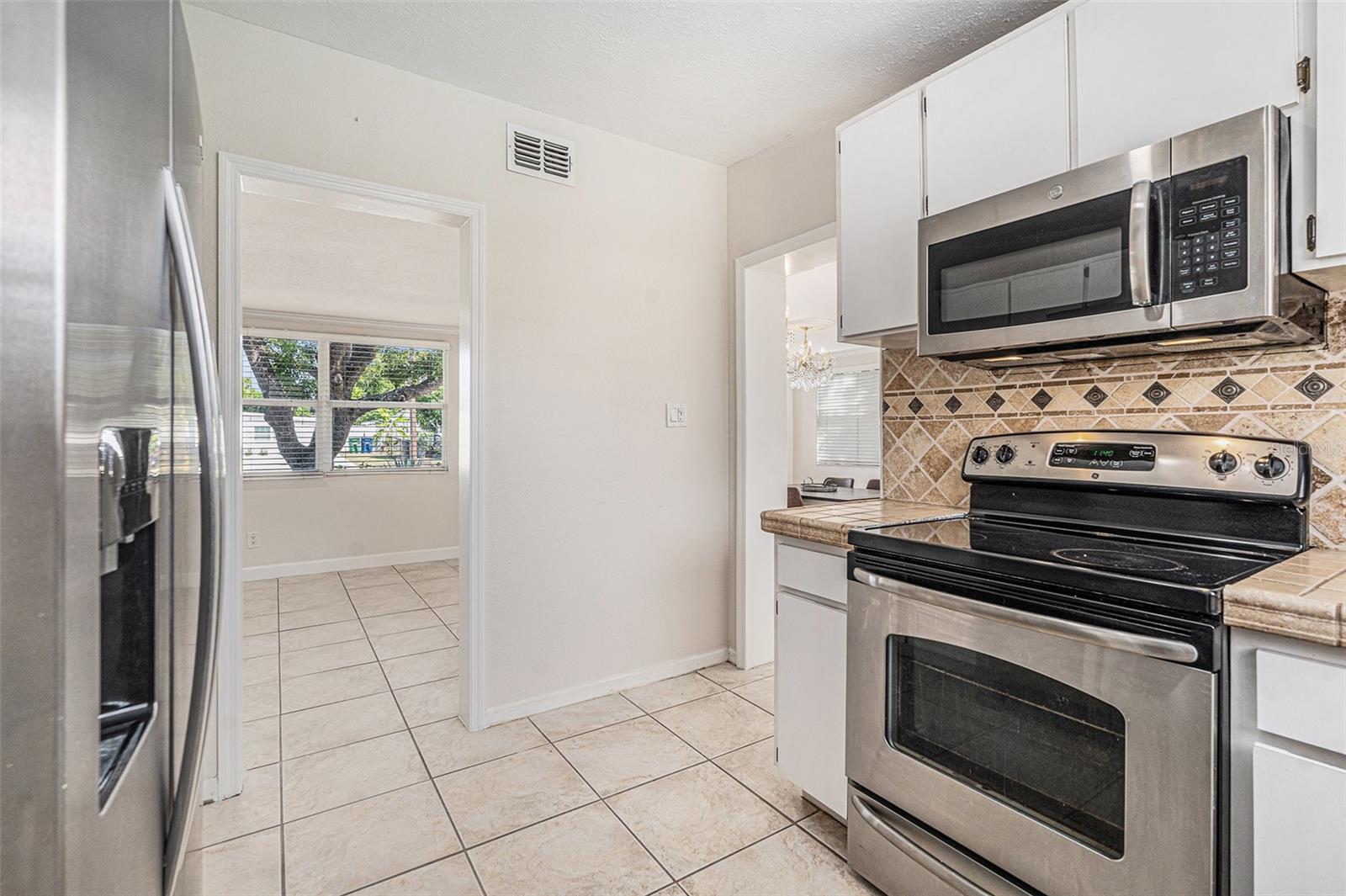 Listing photo id 14 for 4016 Montgomery Terrace