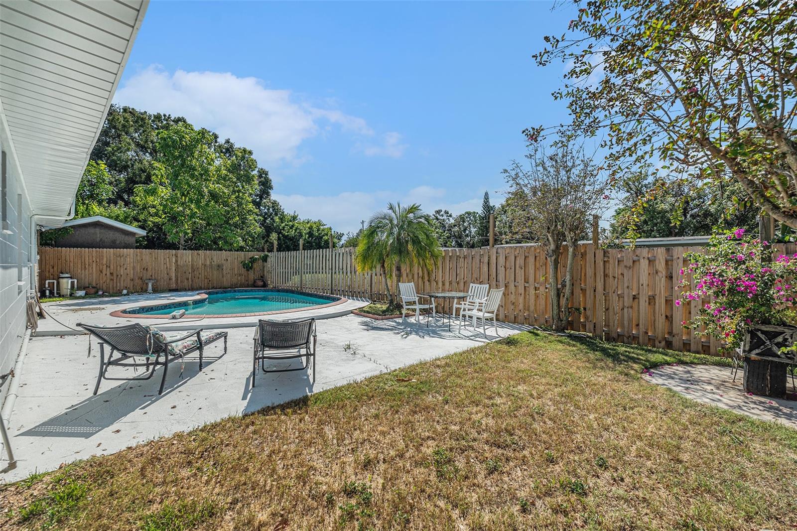 Listing photo id 27 for 4016 Montgomery Terrace