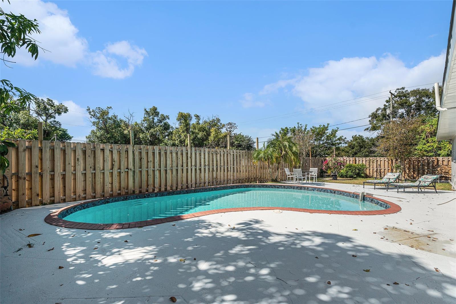 Listing photo id 28 for 4016 Montgomery Terrace