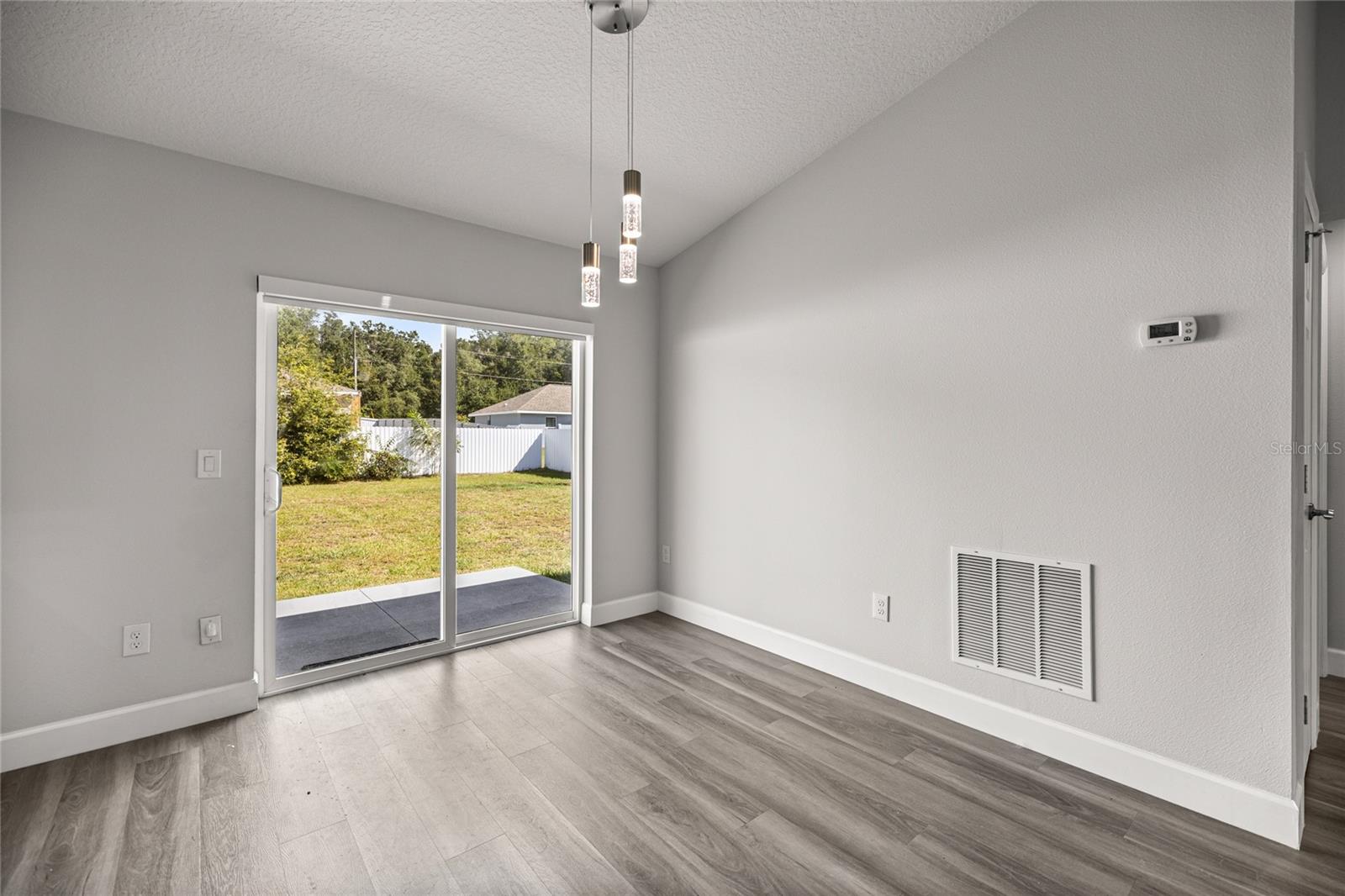 Image 11 of 38 For 13881 105 Place