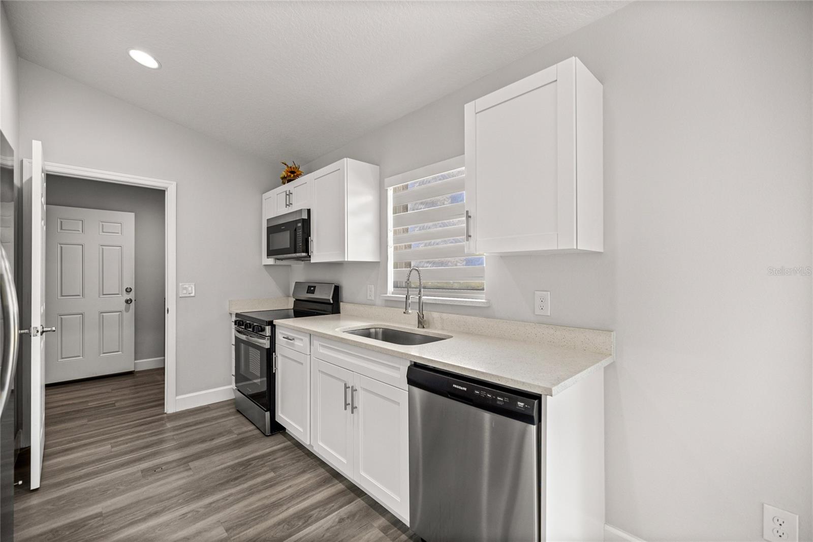 Image 4 of 38 For 13881 105 Place