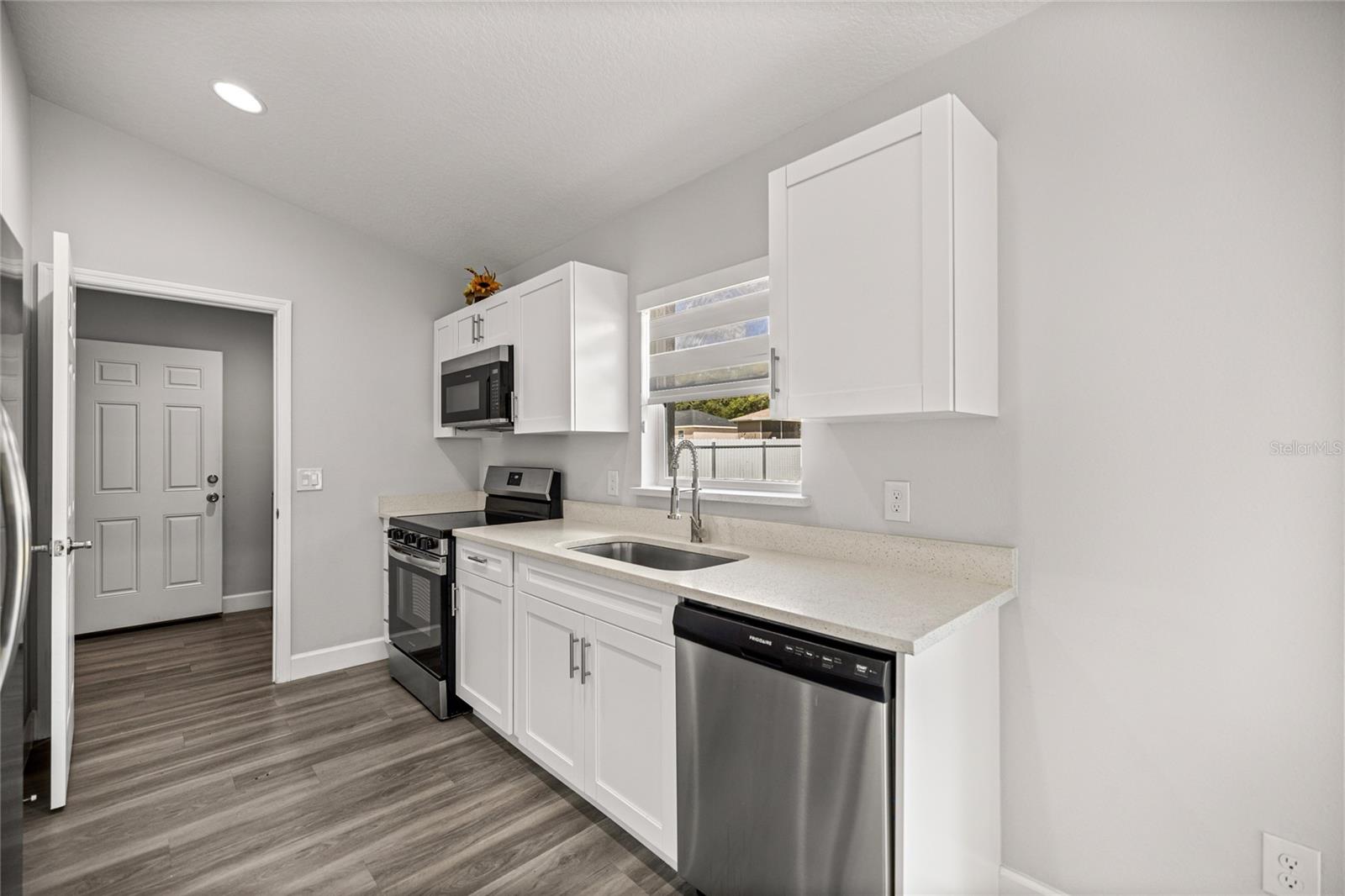 Image 9 of 38 For 13881 105 Place