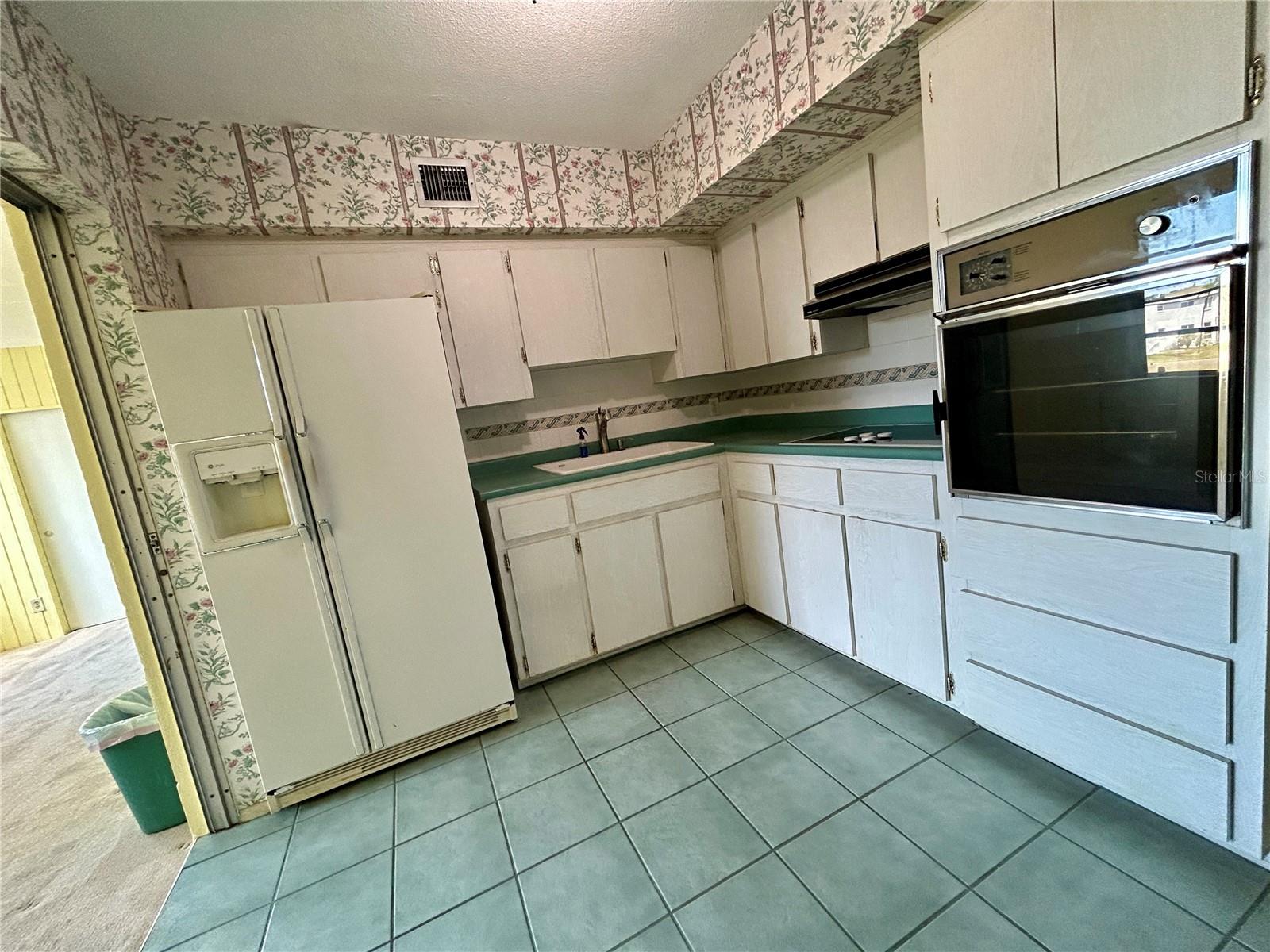 Image 10 of 47 For 2072 Australia Way W 32