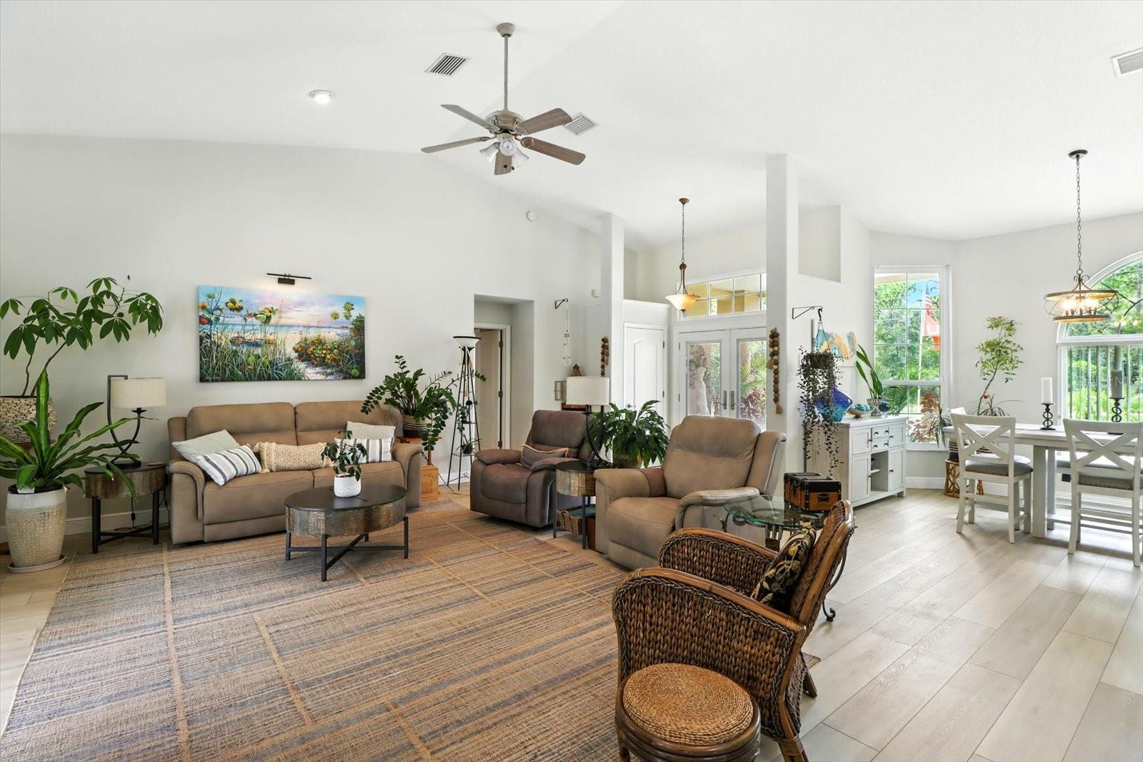 Listing photo id 9 for 5245 Allamandra Drive