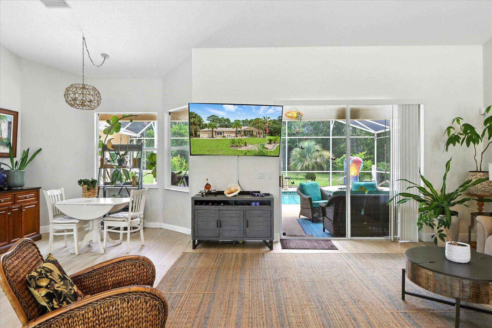 Listing photo id 11 for 5245 Allamandra Drive