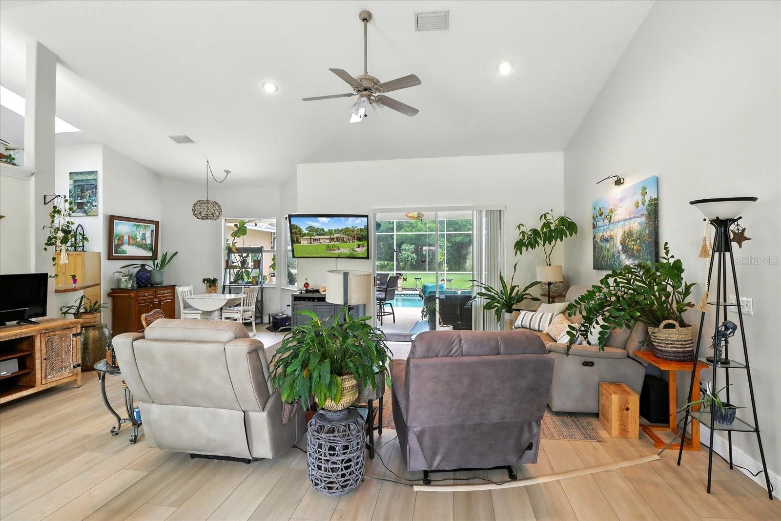 Listing photo id 12 for 5245 Allamandra Drive