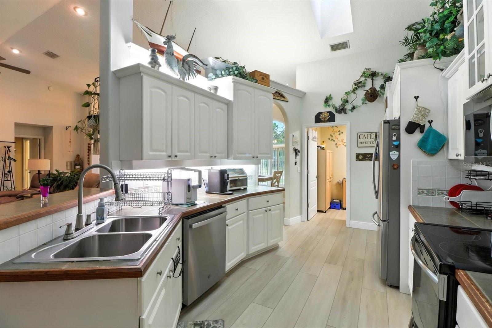Listing photo id 14 for 5245 Allamandra Drive