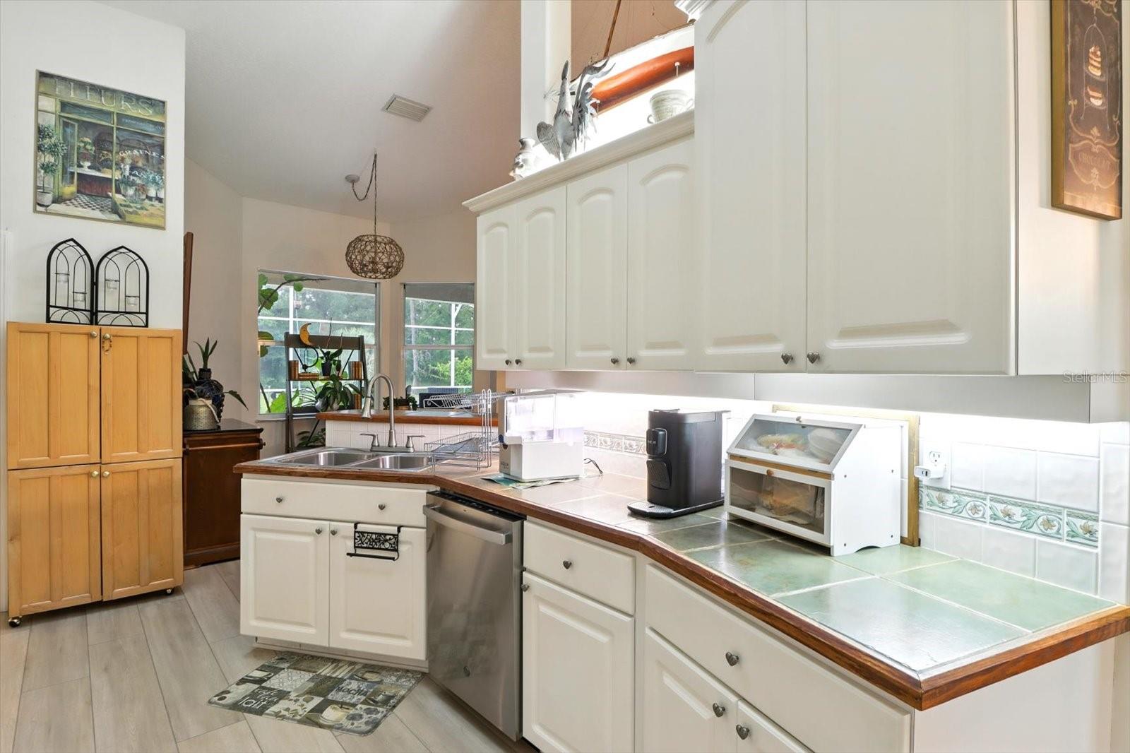 Listing photo id 15 for 5245 Allamandra Drive