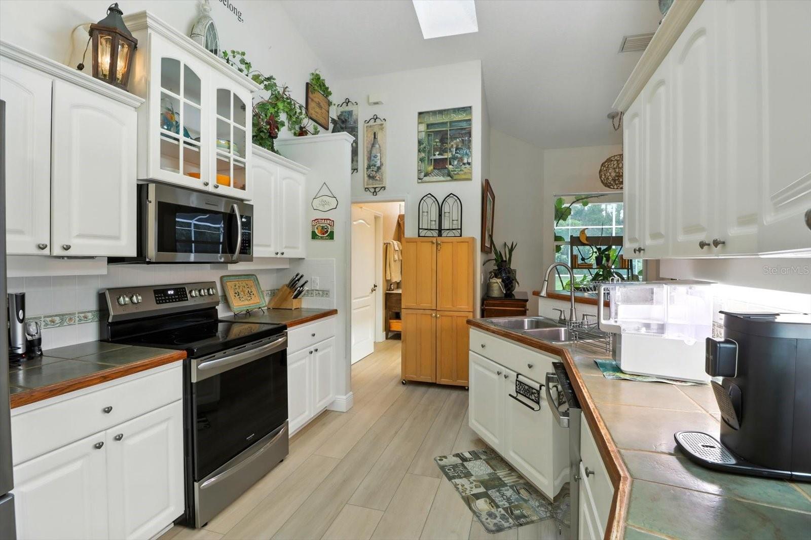 Listing photo id 16 for 5245 Allamandra Drive