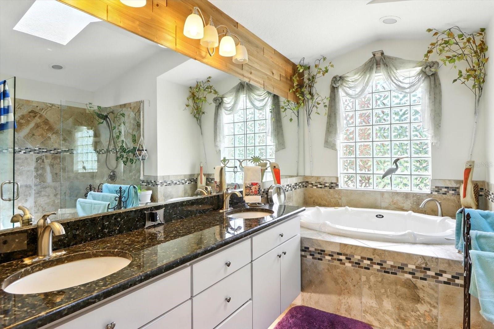 Listing photo id 17 for 5245 Allamandra Drive