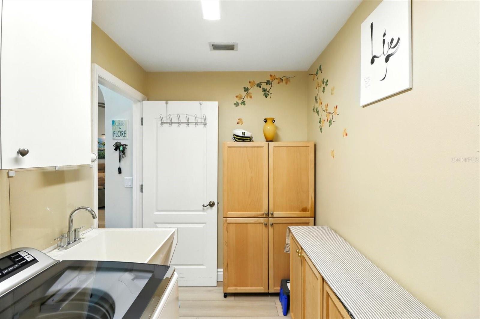 Listing photo id 24 for 5245 Allamandra Drive