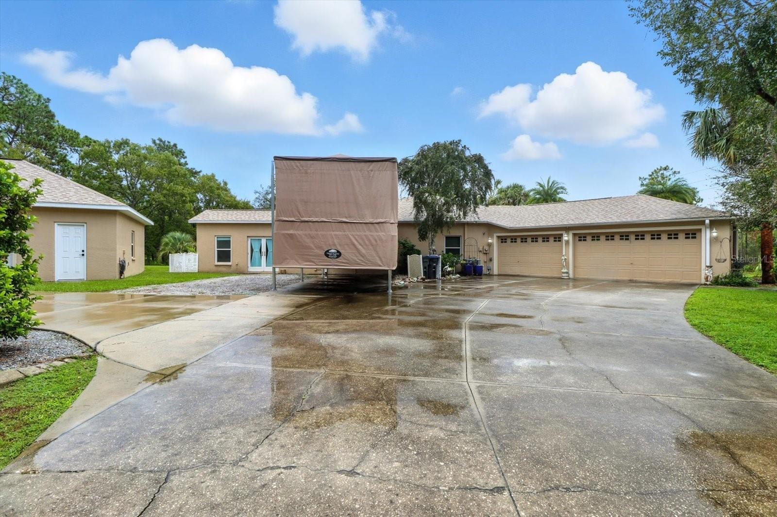 Listing photo id 1 for 5245 Allamandra Drive
