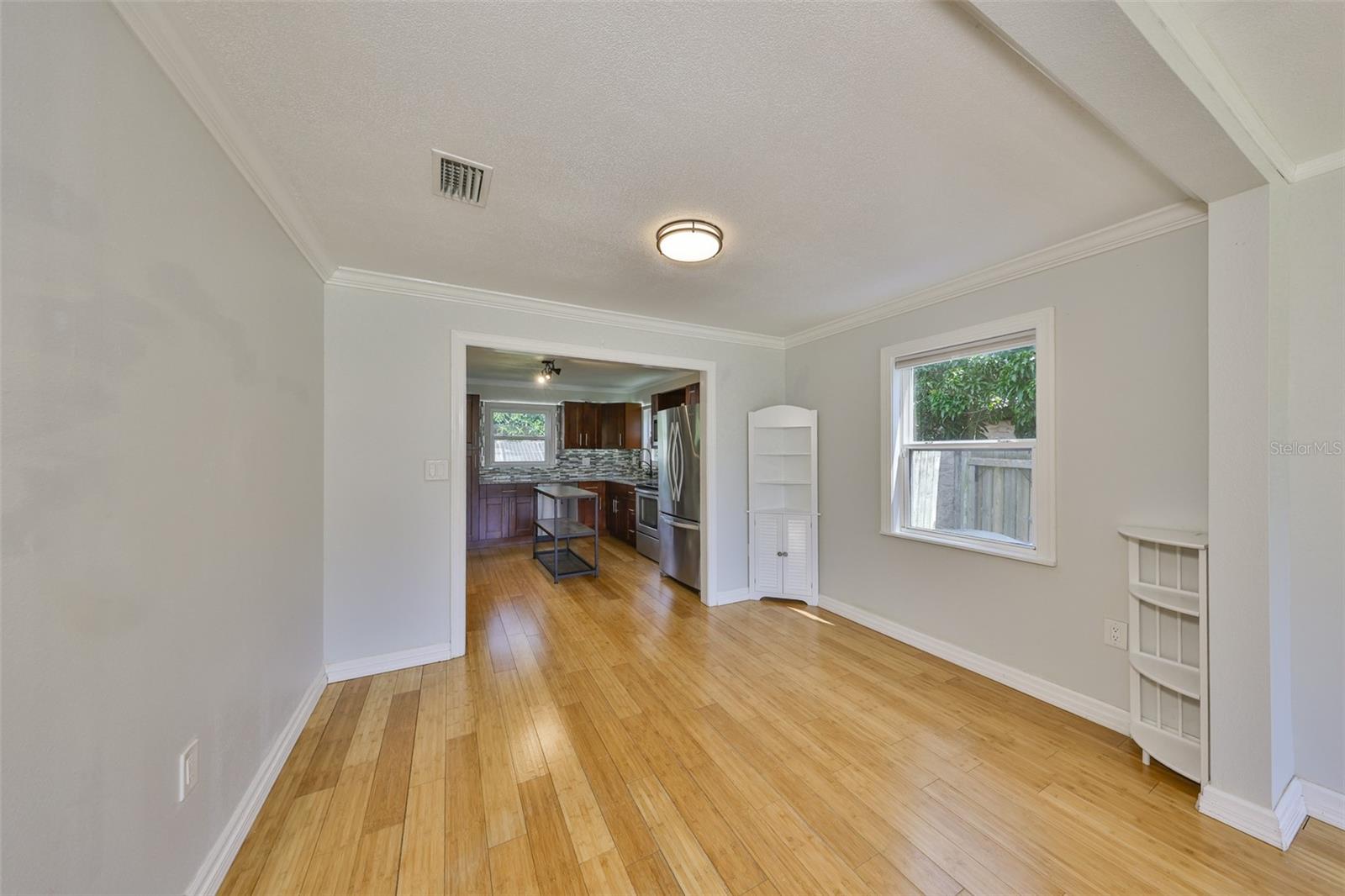 Listing photo id 11 for 2591 17th Avenue N