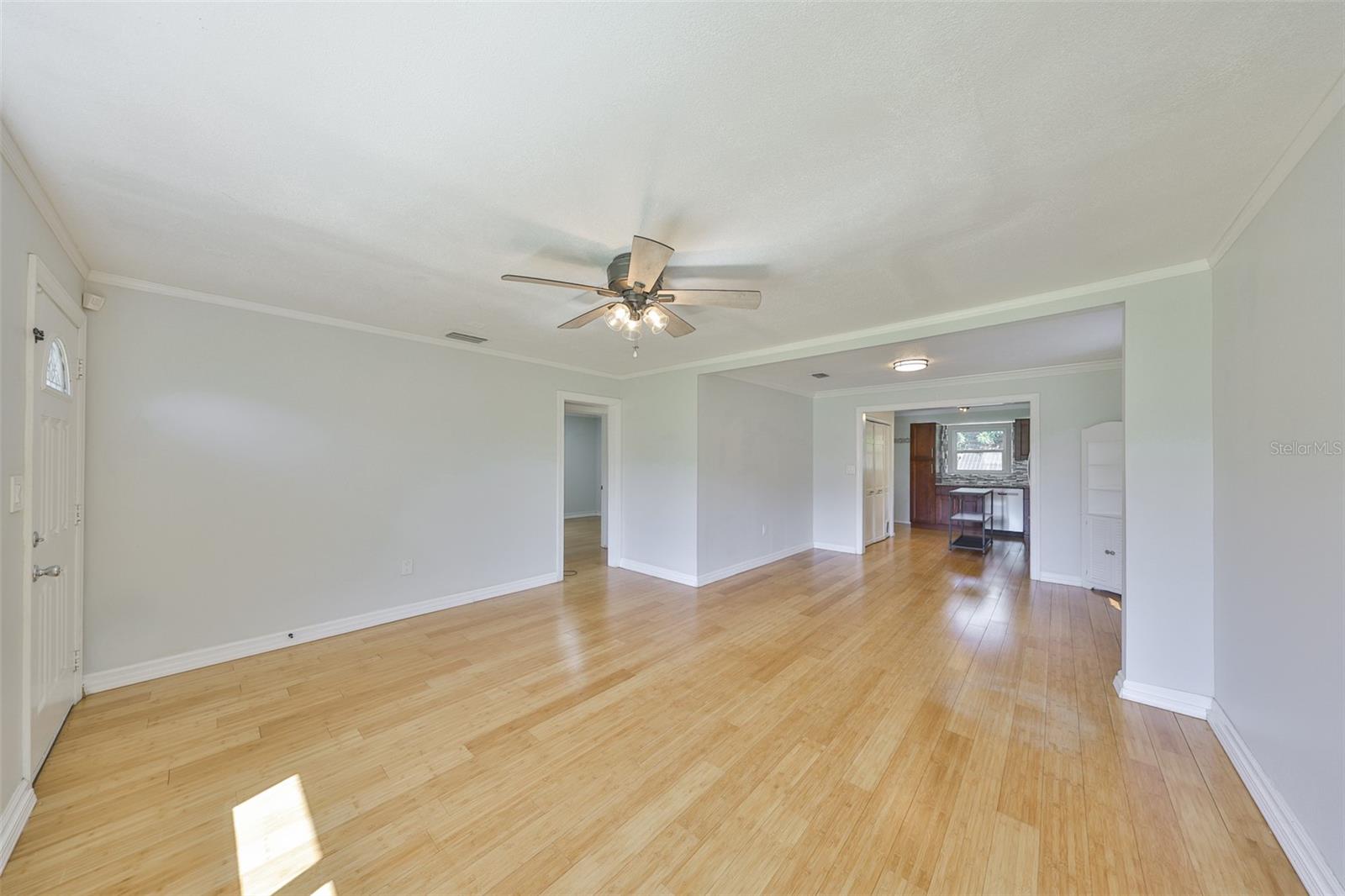 Listing photo id 13 for 2591 17th Avenue N