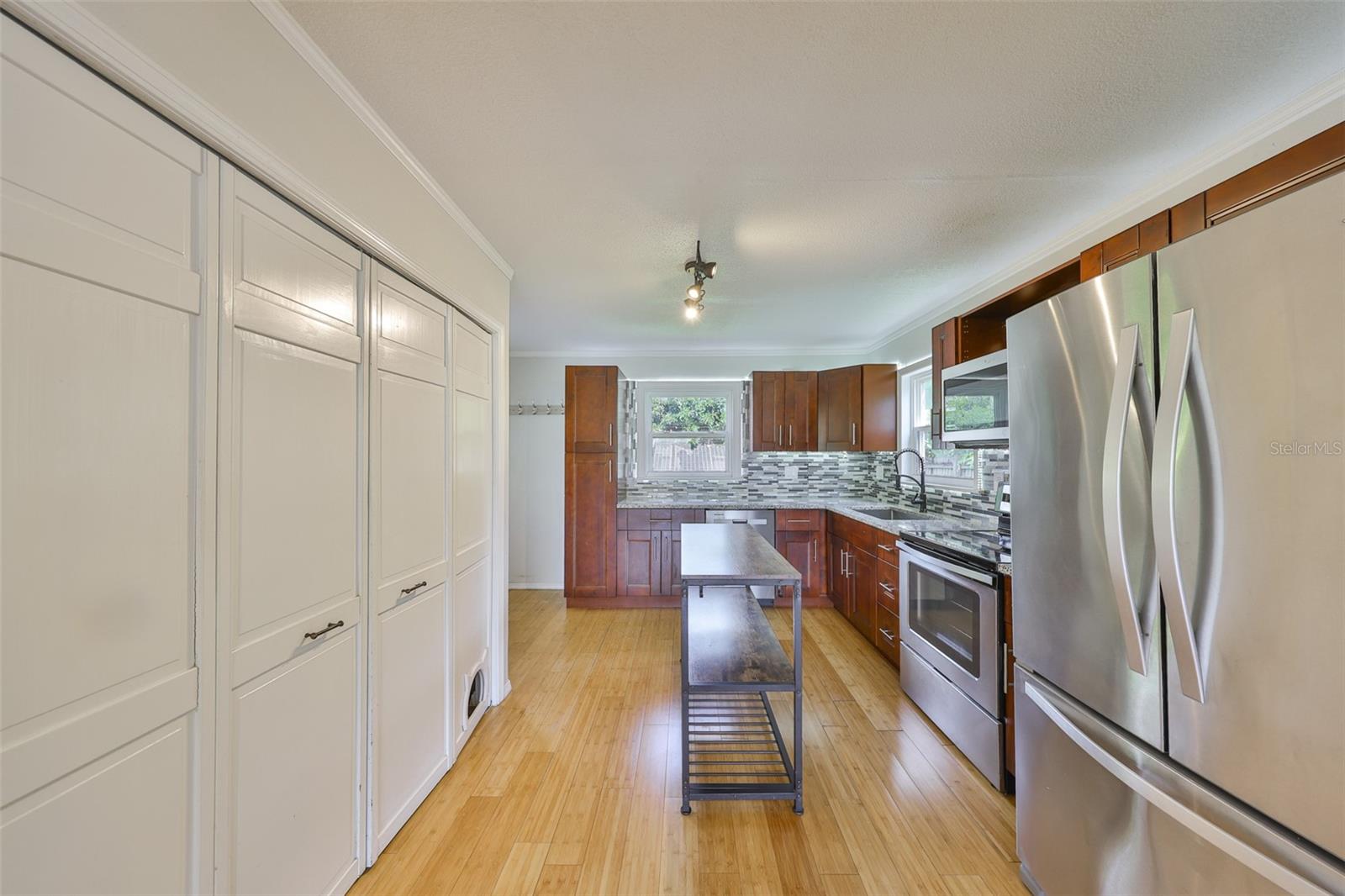 Listing photo id 15 for 2591 17th Avenue N