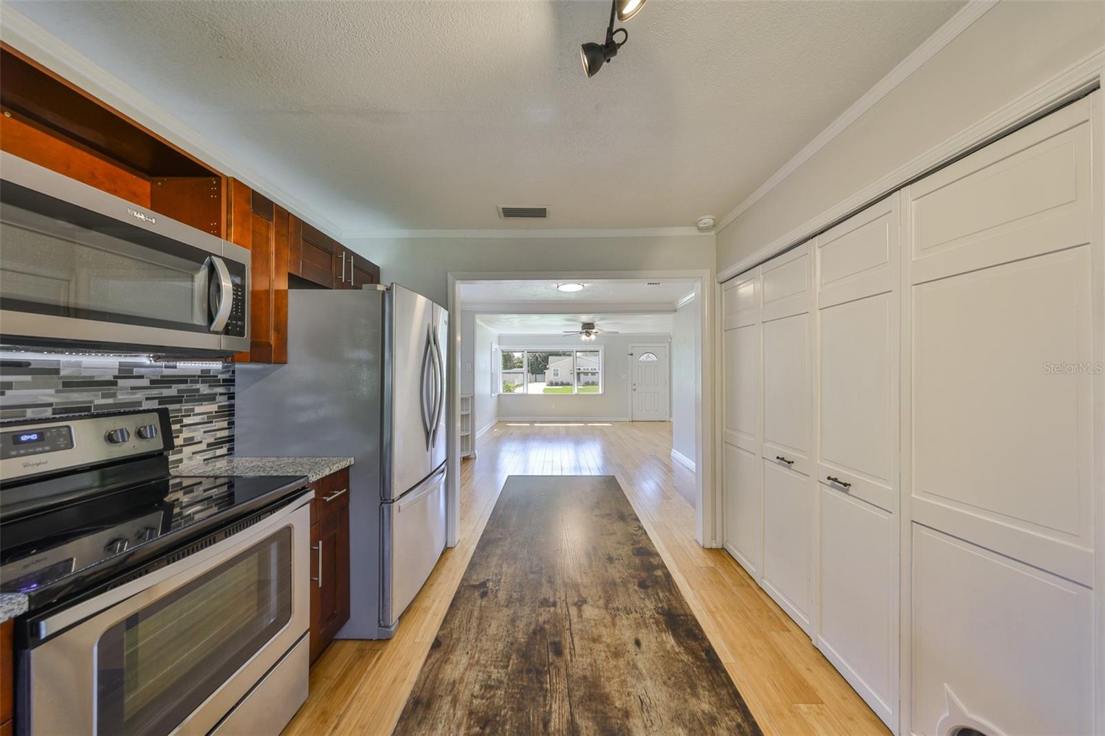 Listing photo id 16 for 2591 17th Avenue N