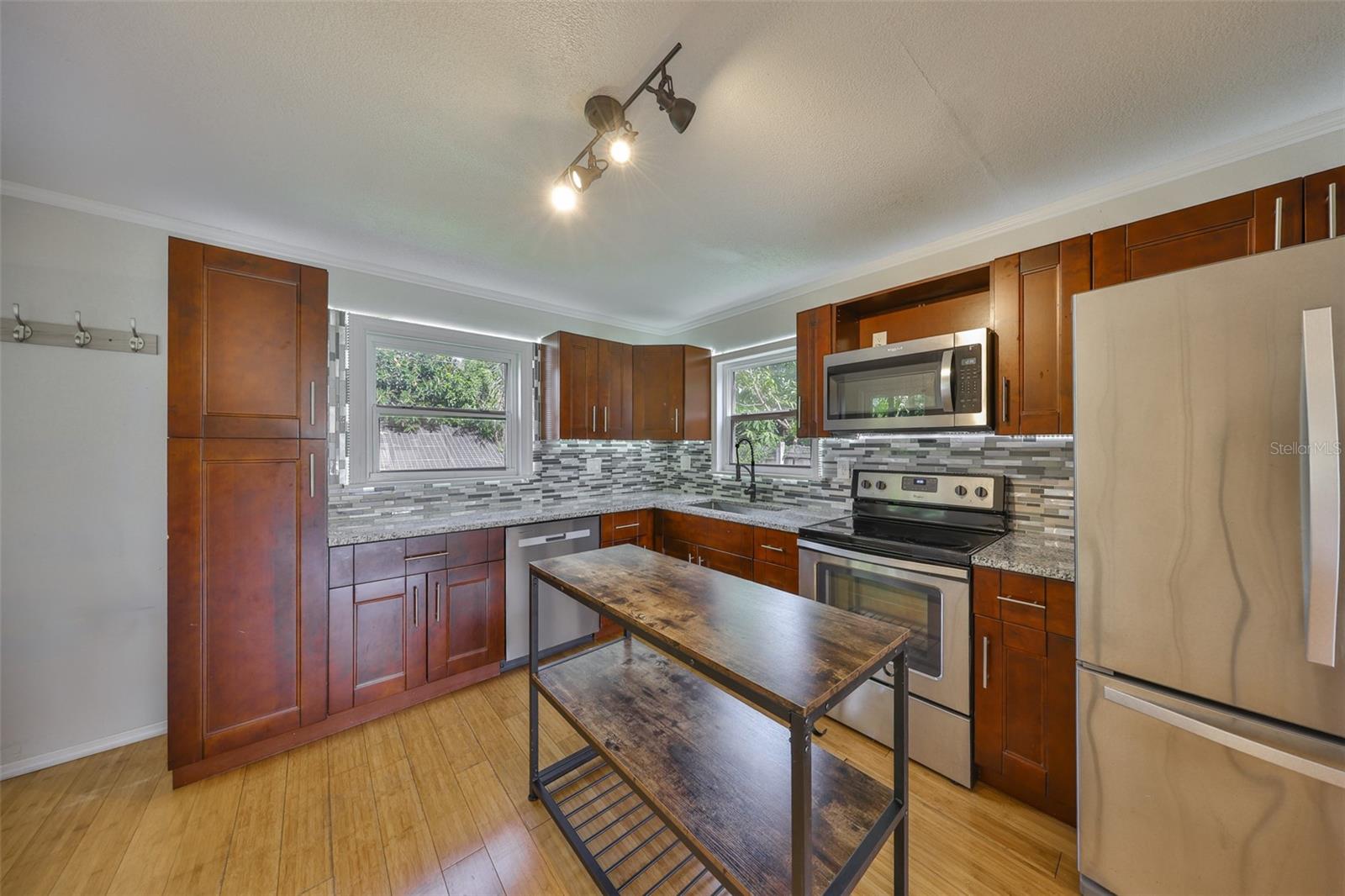 Listing photo id 17 for 2591 17th Avenue N