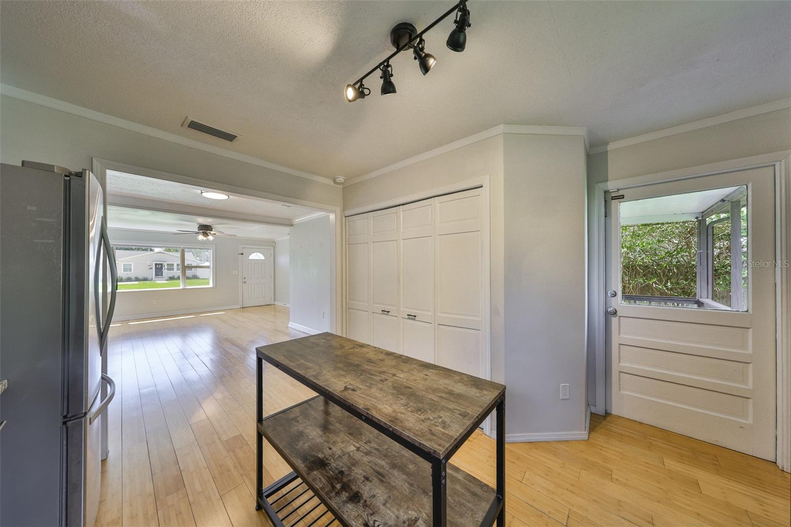 Listing photo id 18 for 2591 17th Avenue N