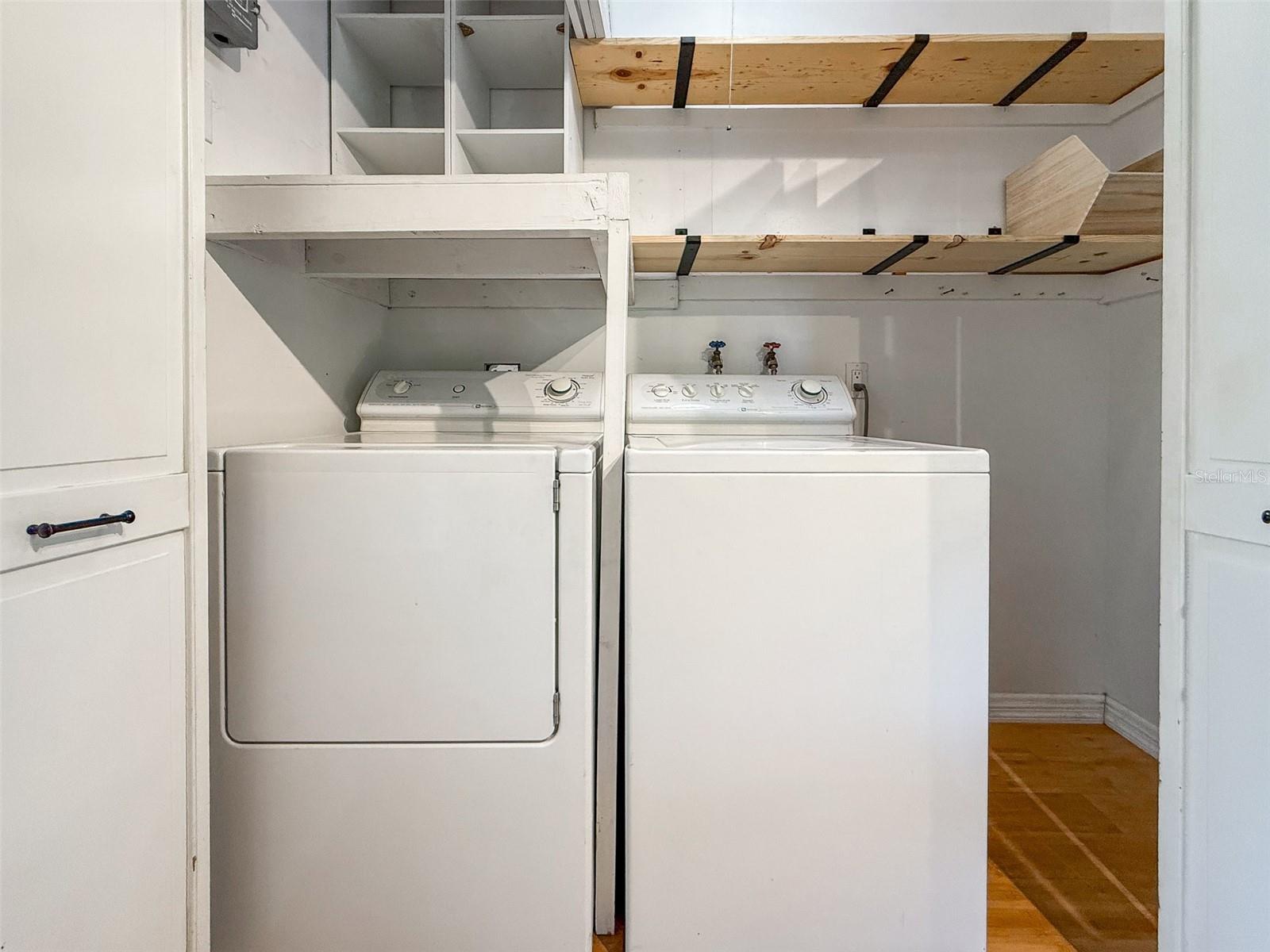 Listing photo id 19 for 2591 17th Avenue N