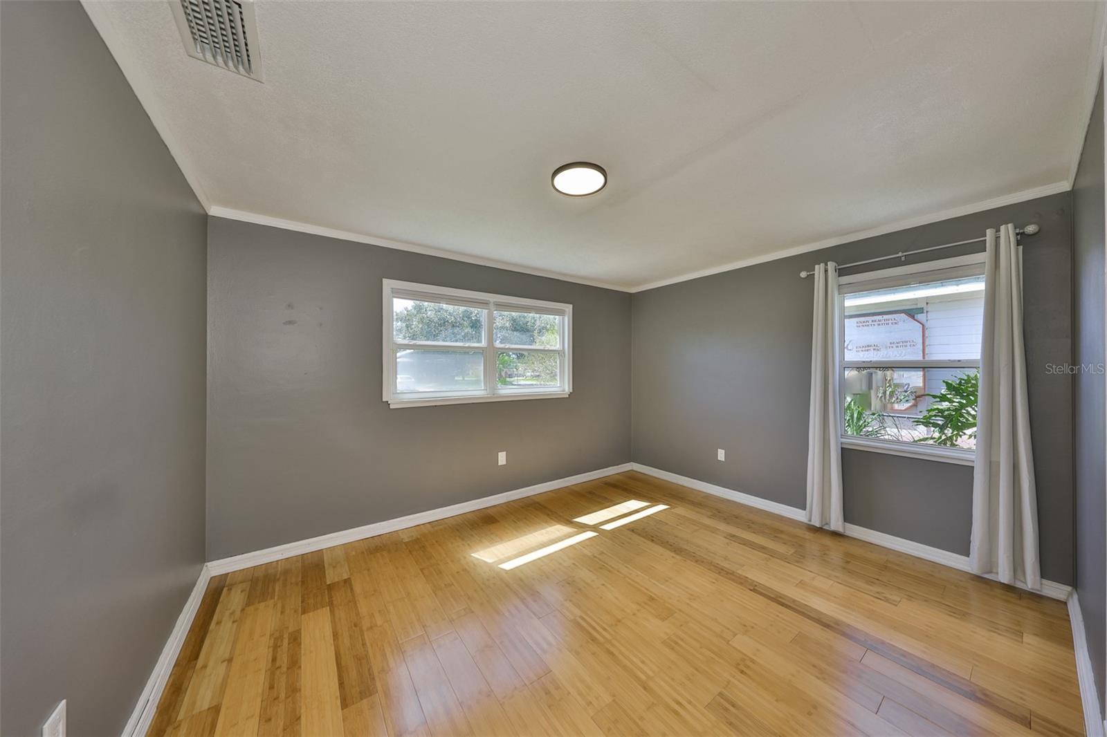 Listing photo id 20 for 2591 17th Avenue N