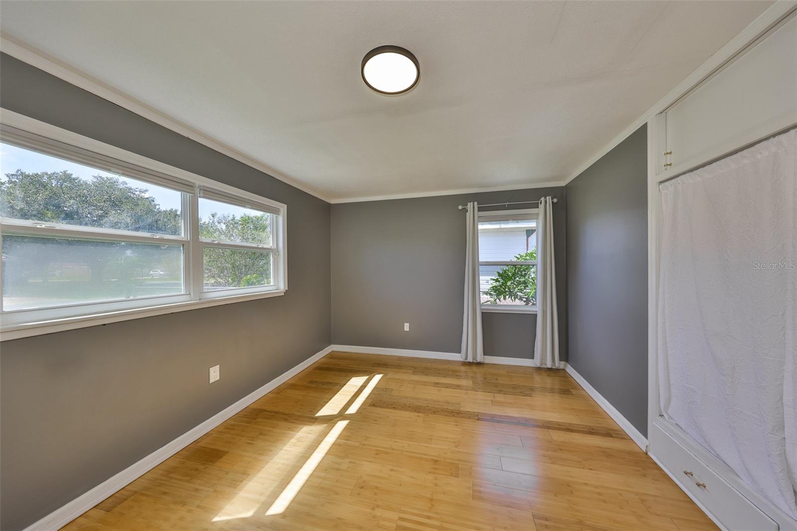 Listing photo id 21 for 2591 17th Avenue N