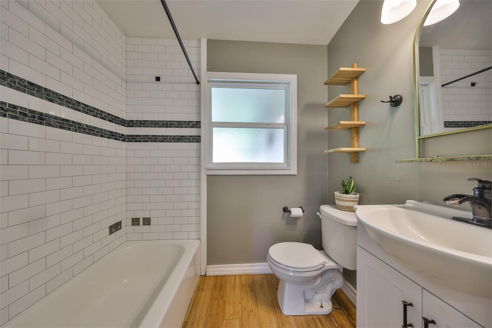 Listing photo id 23 for 2591 17th Avenue N