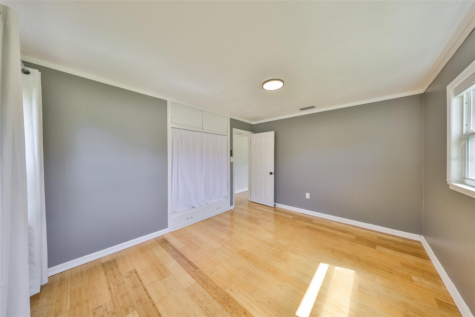 Listing photo id 24 for 2591 17th Avenue N