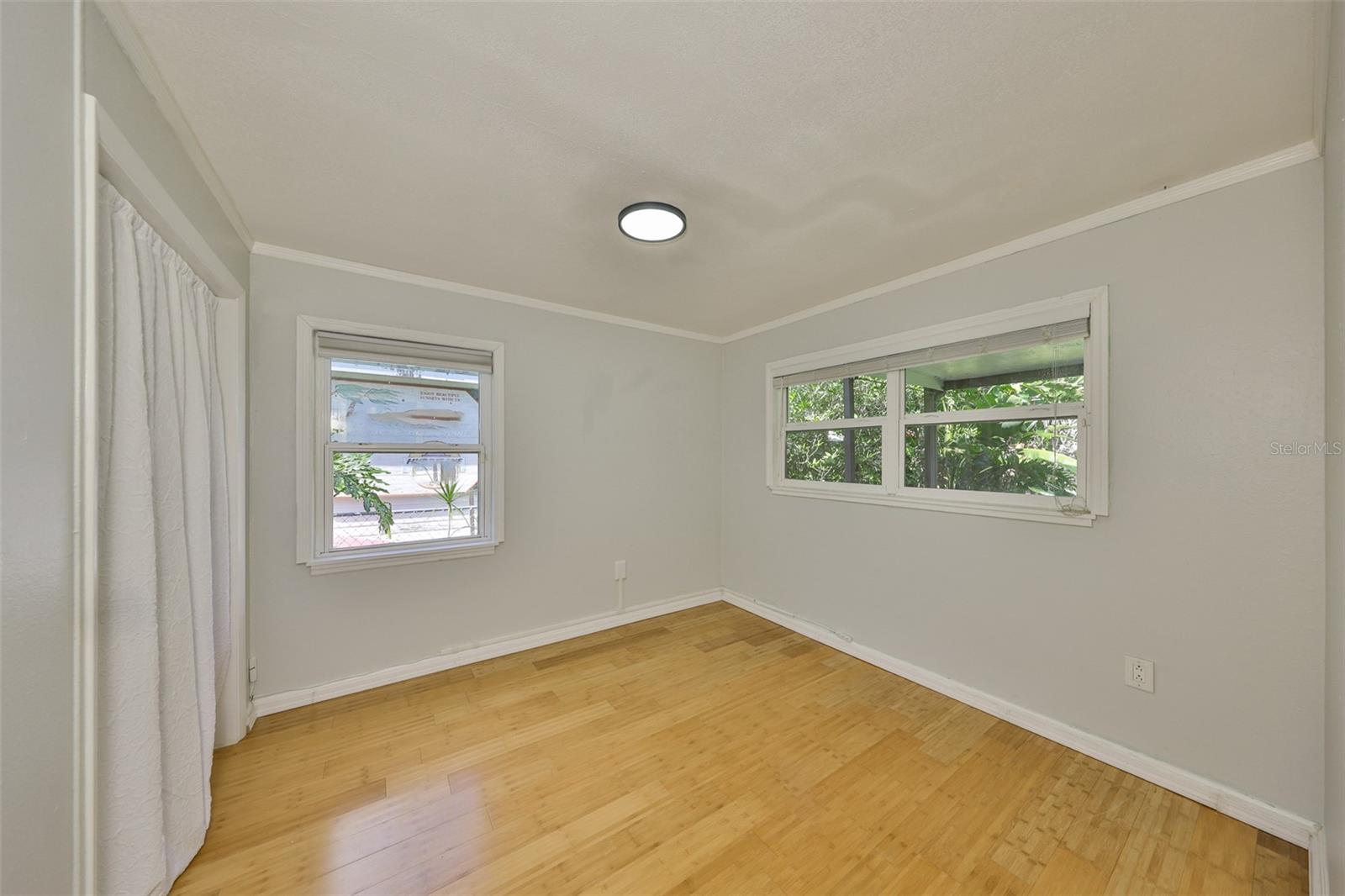 Listing photo id 25 for 2591 17th Avenue N