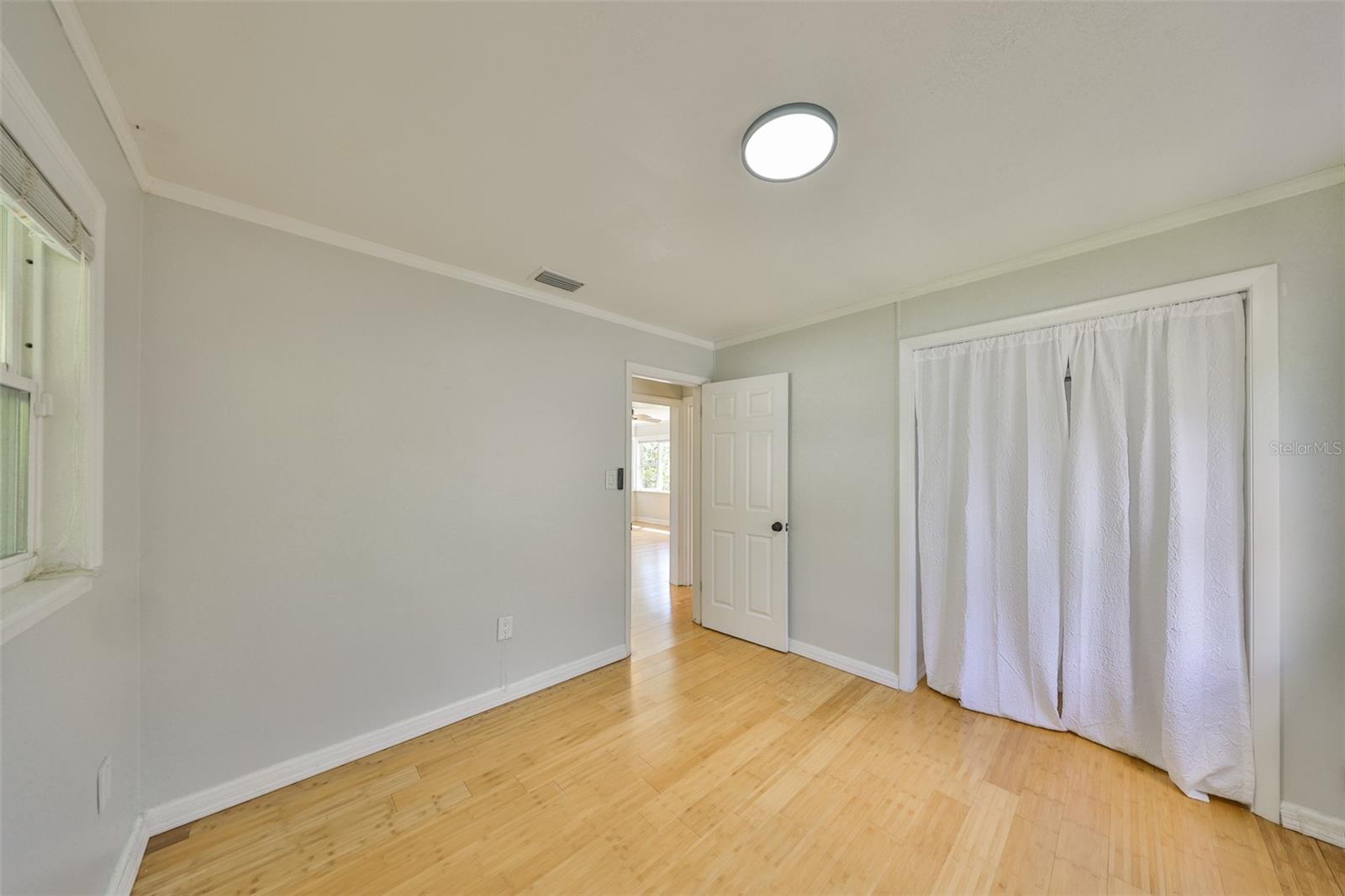 Listing photo id 27 for 2591 17th Avenue N