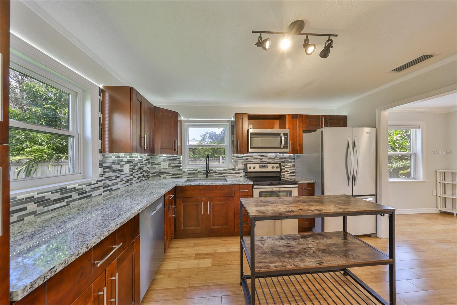 Listing photo id 2 for 2591 17th Avenue N