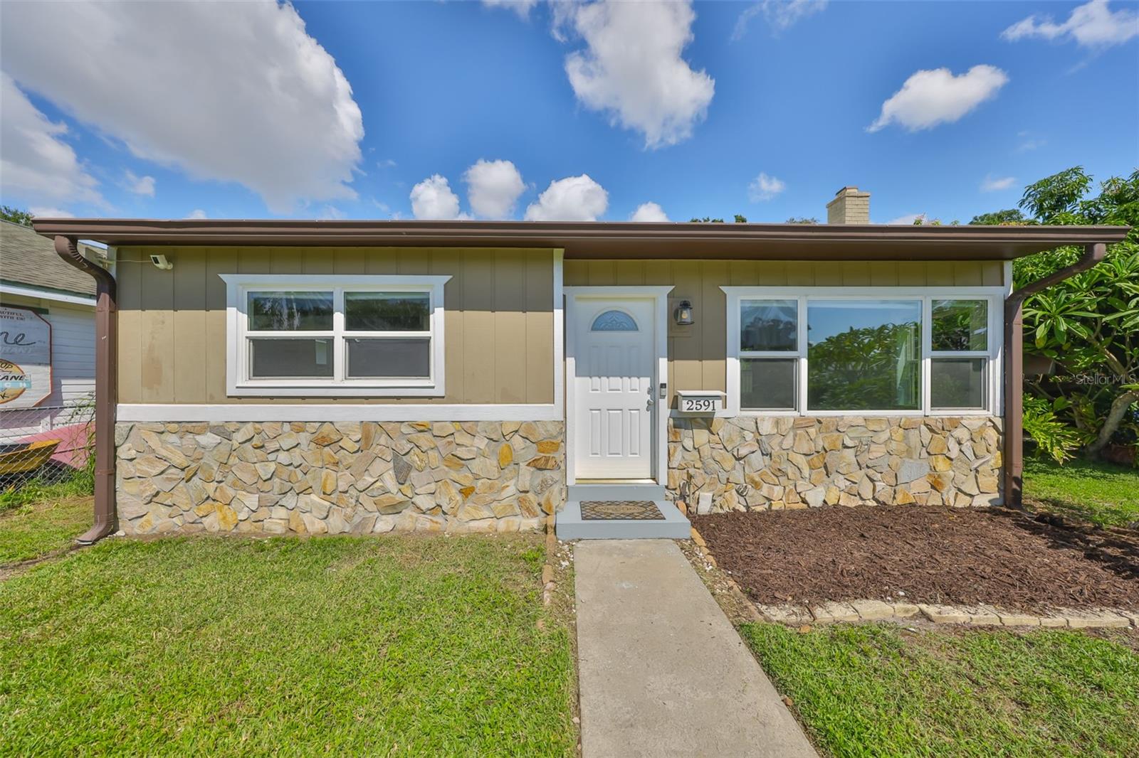 Listing photo id 4 for 2591 17th Avenue N