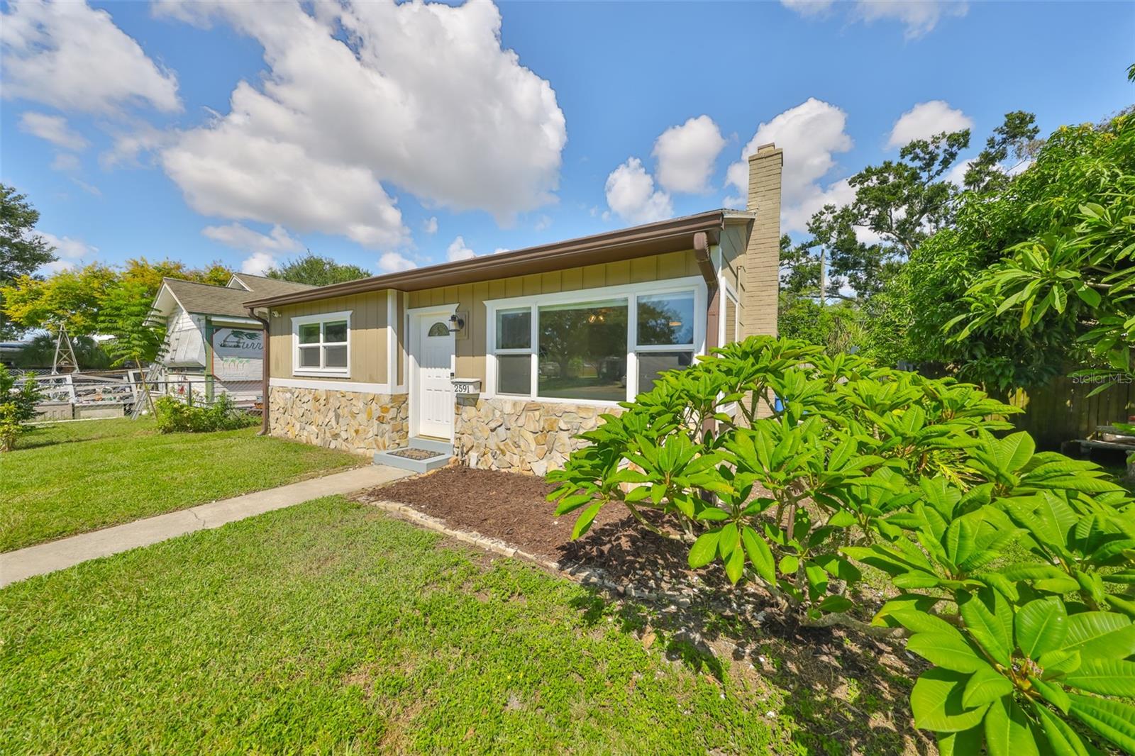 Listing photo id 5 for 2591 17th Avenue N