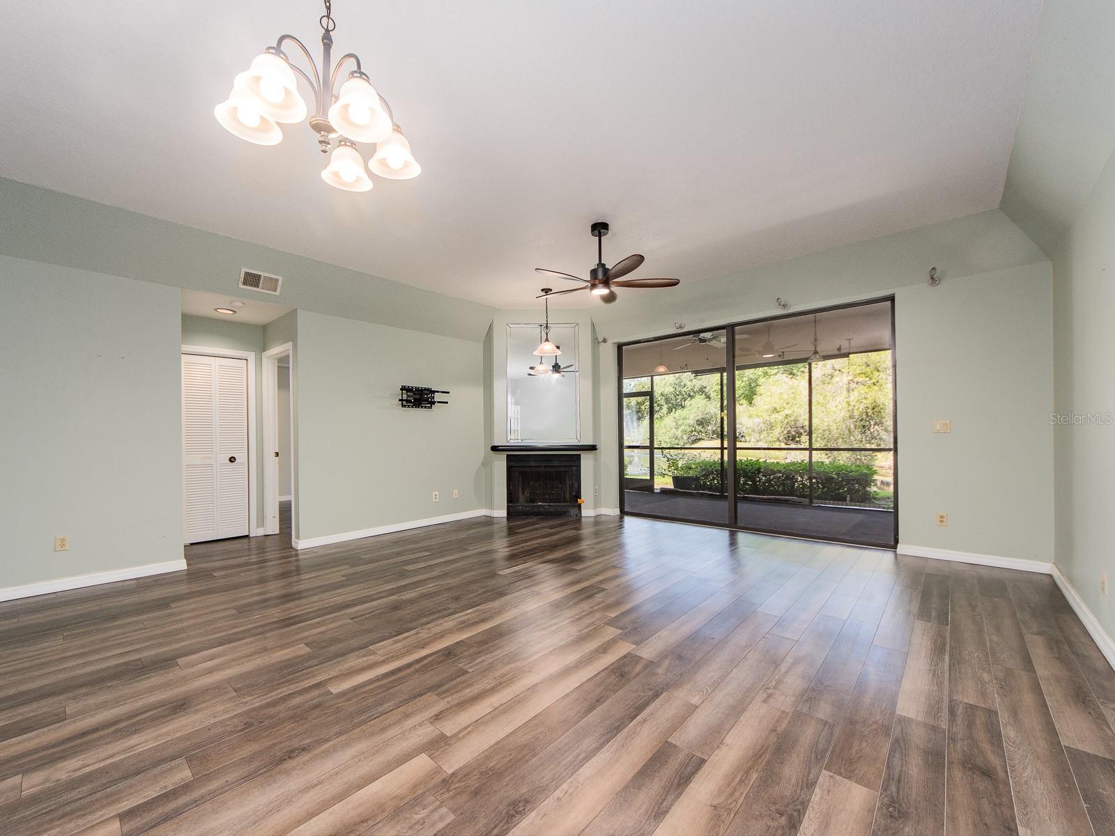 Image 14 of 33 For 3636 Oak Haven Drive 102