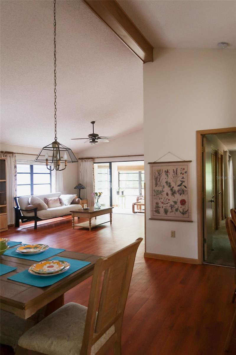 Listing photo id 8 for 44 Golfview Court