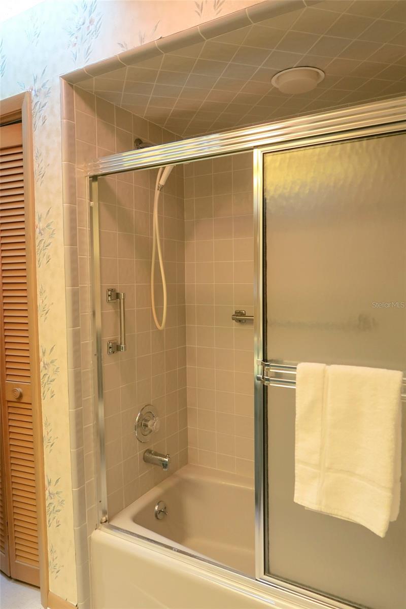 Listing photo id 11 for 44 Golfview Court