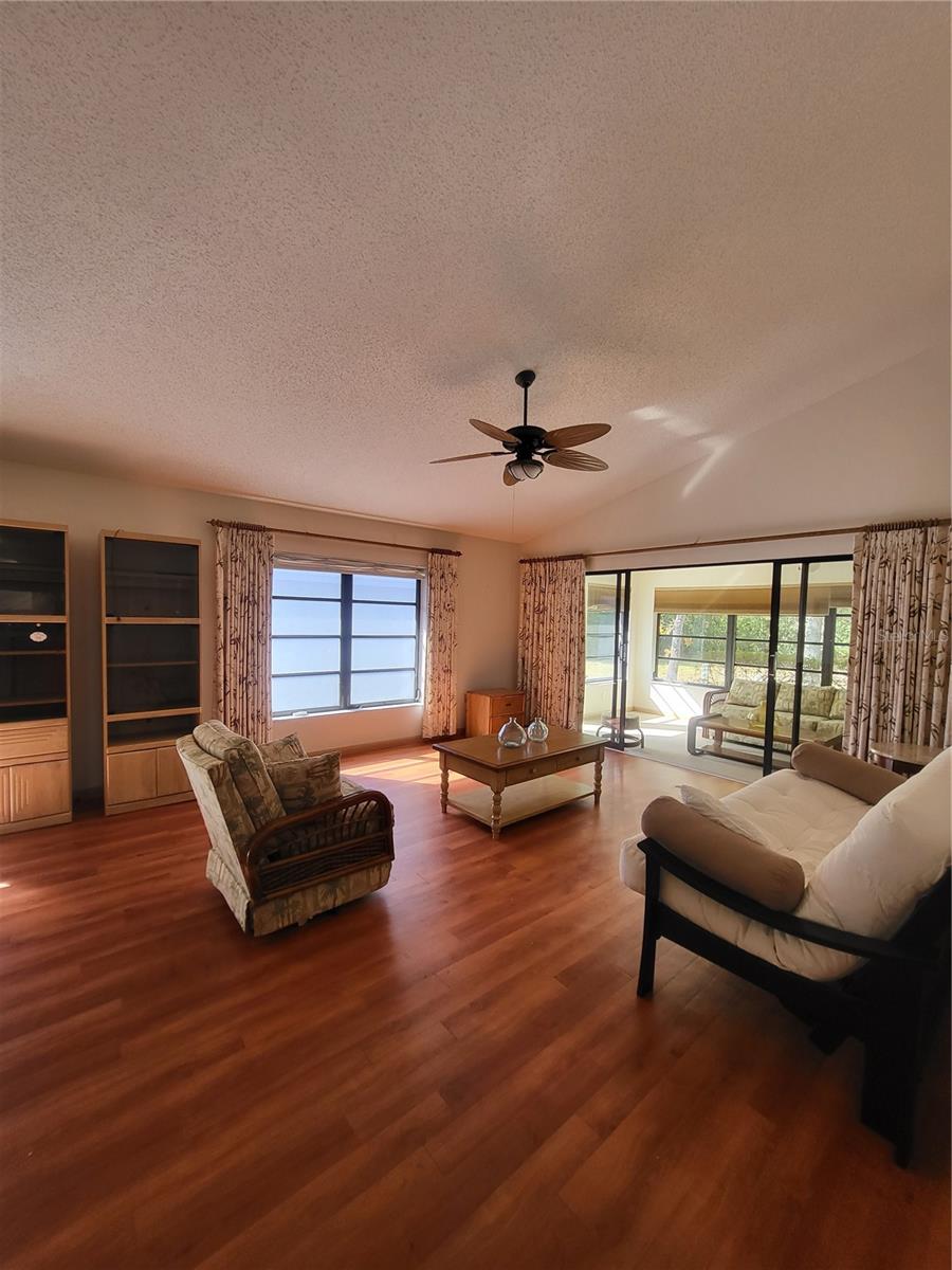 Listing photo id 0 for 44 Golfview Court