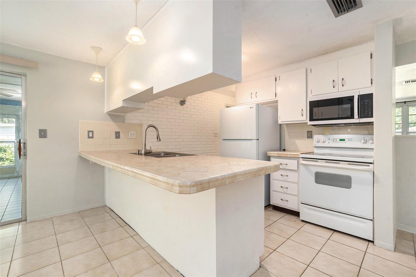 Image 14 of 36 For 10137 Oleander Drive