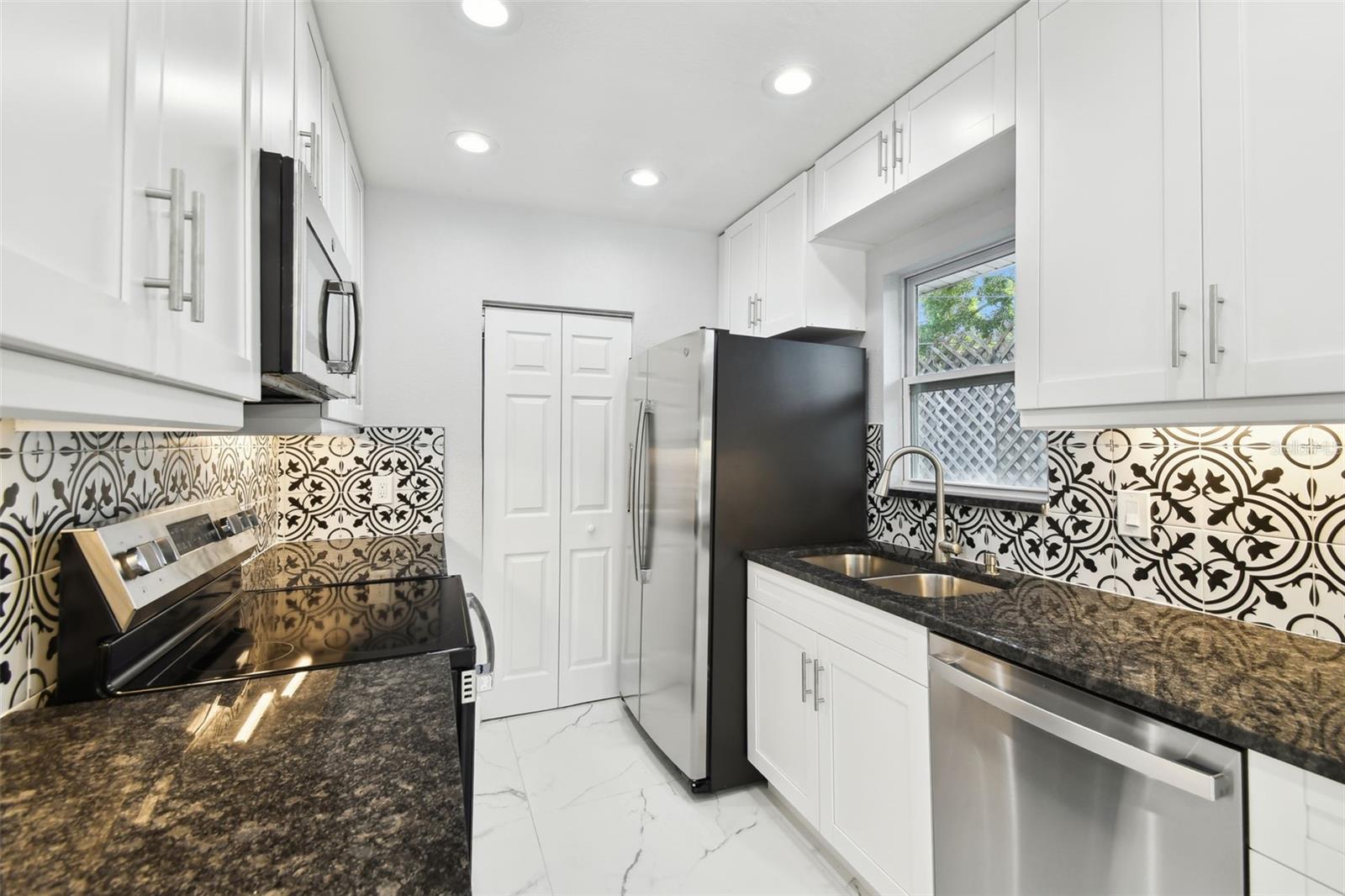 Image 6 of 39 For 131 Adalia Avenue