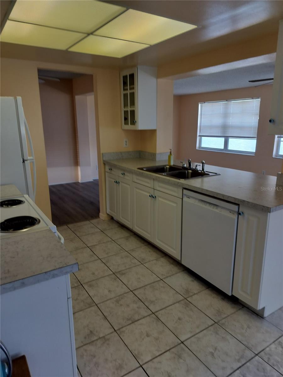 Image 3 of 20 For 9677 Mainlands Boulevard W