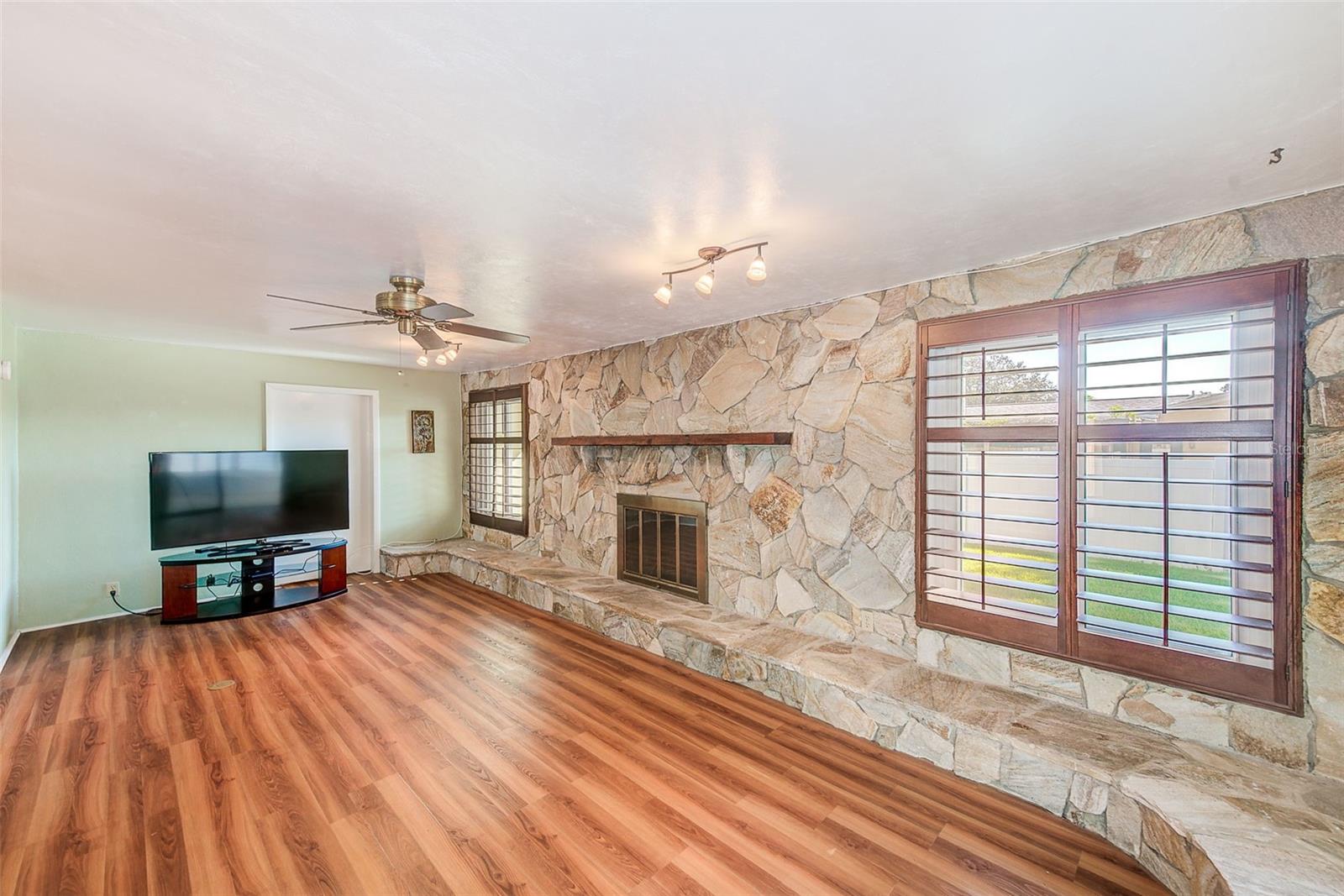 Image 10 of 32 For 1829 Chateau Drive E