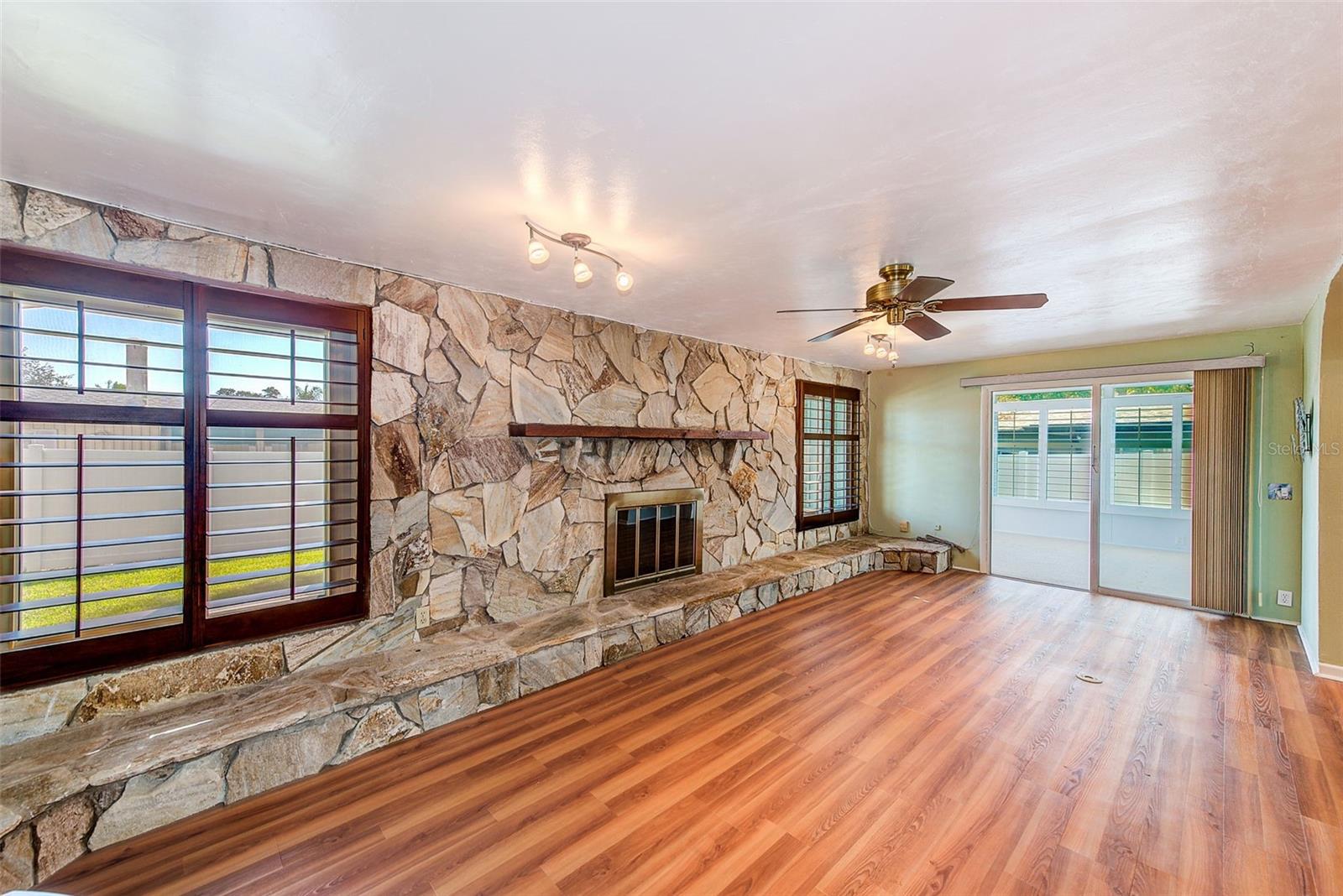 Image 11 of 32 For 1829 Chateau Drive E
