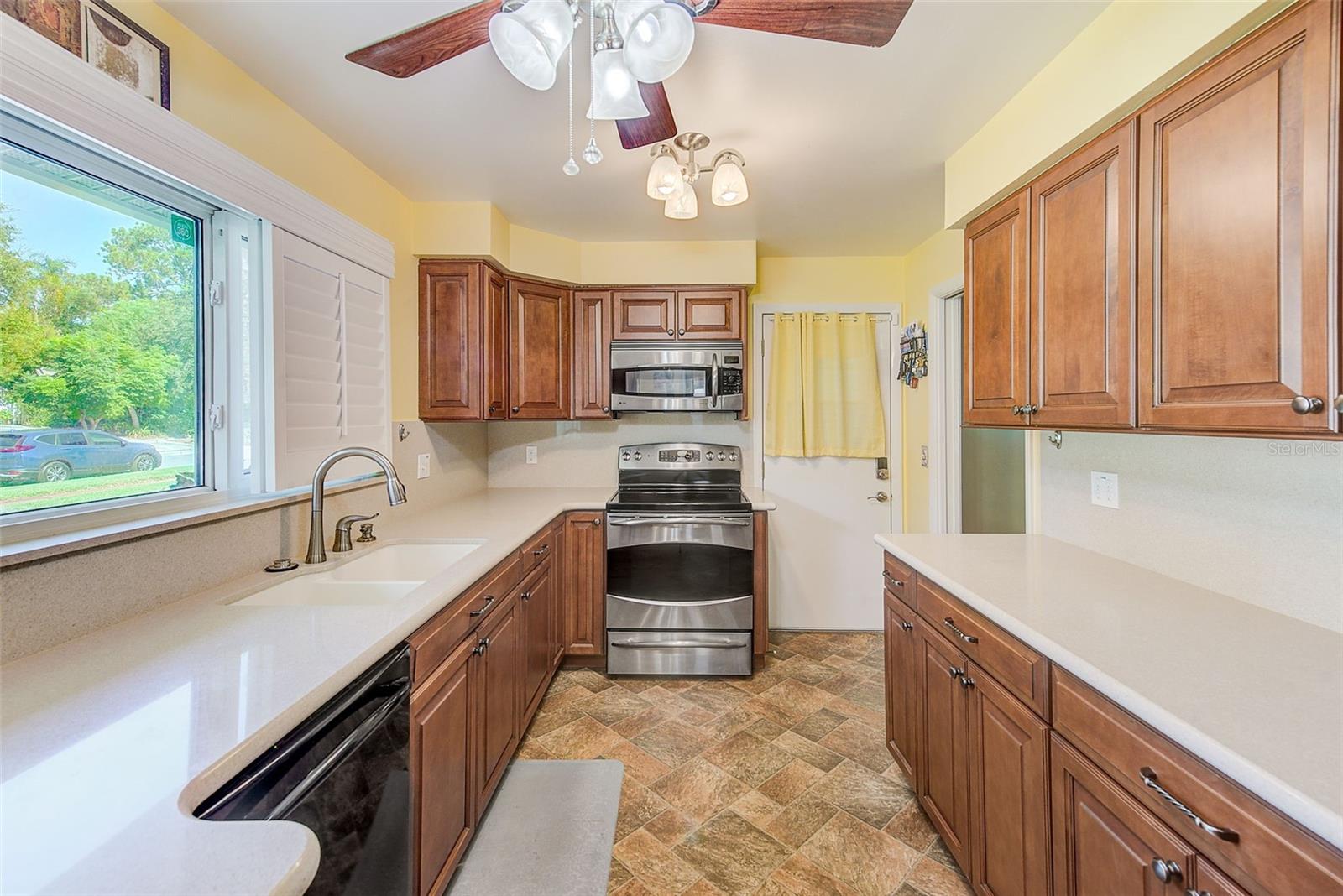 Image 12 of 32 For 1829 Chateau Drive E