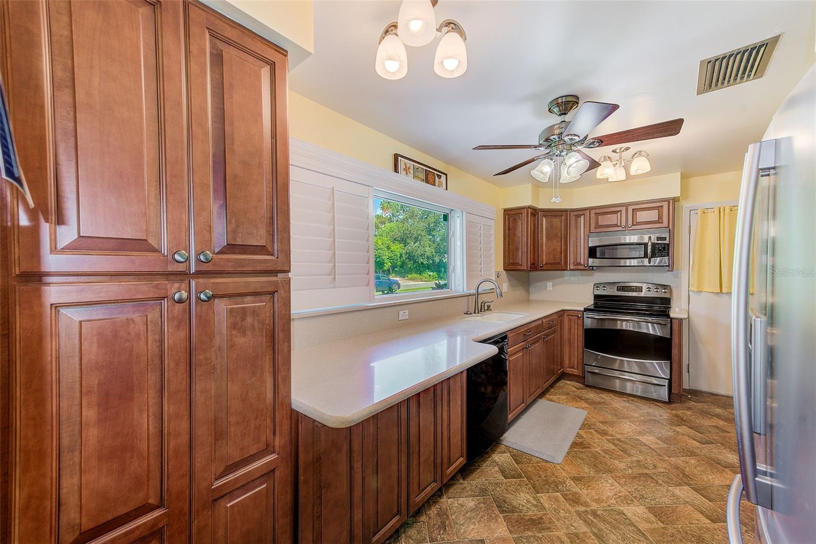 Image 13 of 32 For 1829 Chateau Drive E