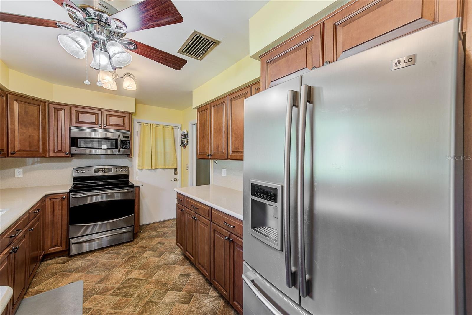 Image 14 of 32 For 1829 Chateau Drive E
