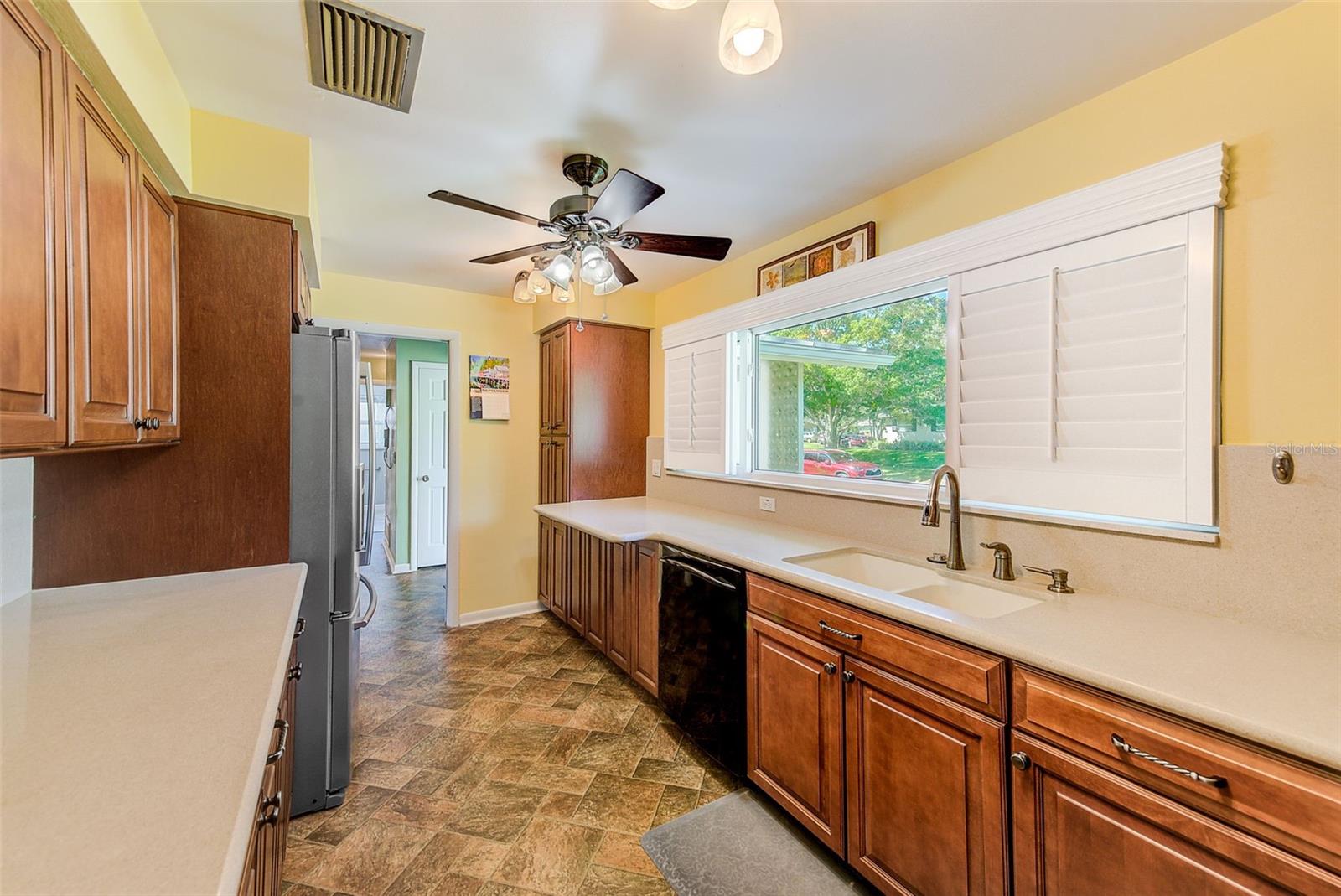Image 15 of 32 For 1829 Chateau Drive E