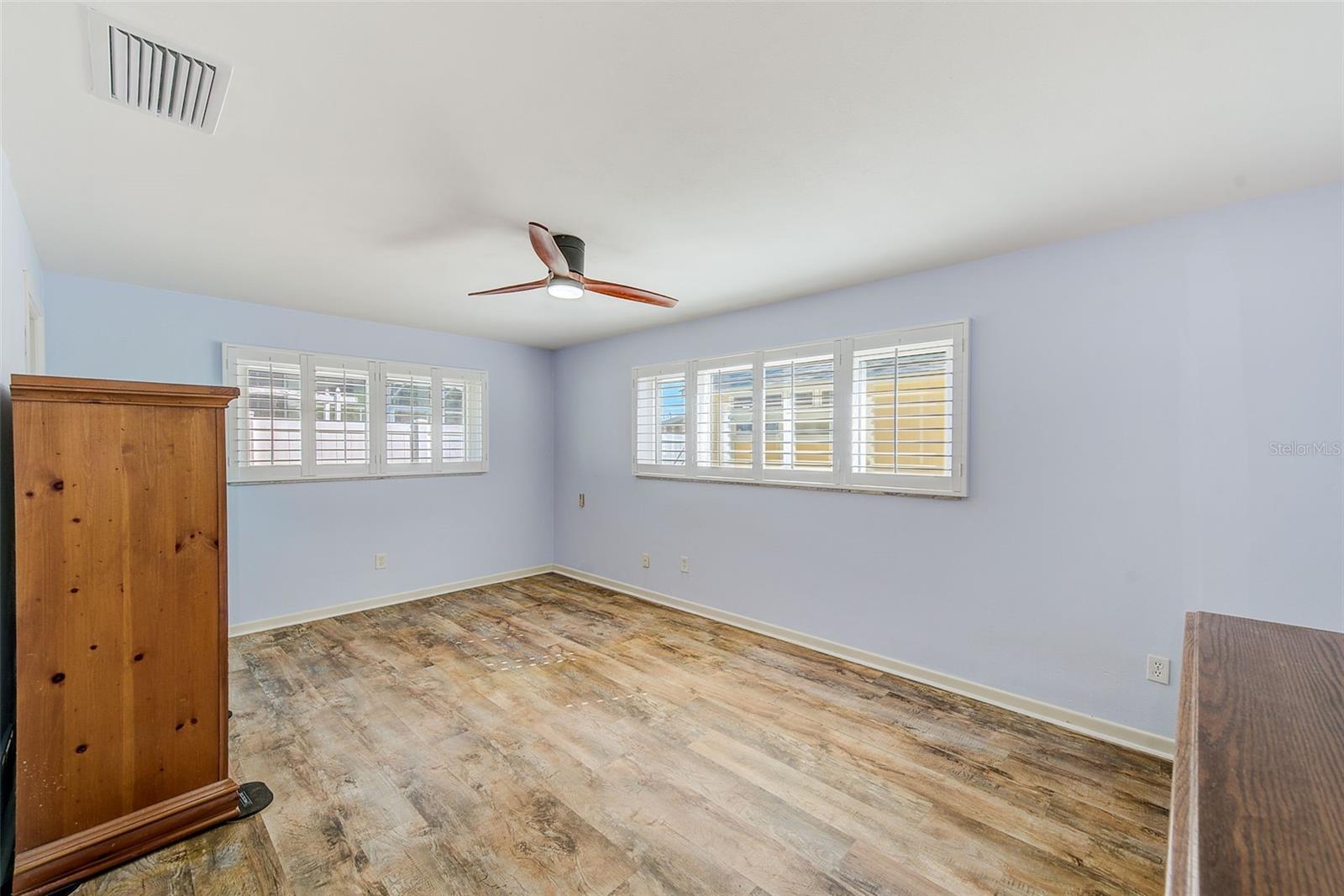 Image 17 of 32 For 1829 Chateau Drive E